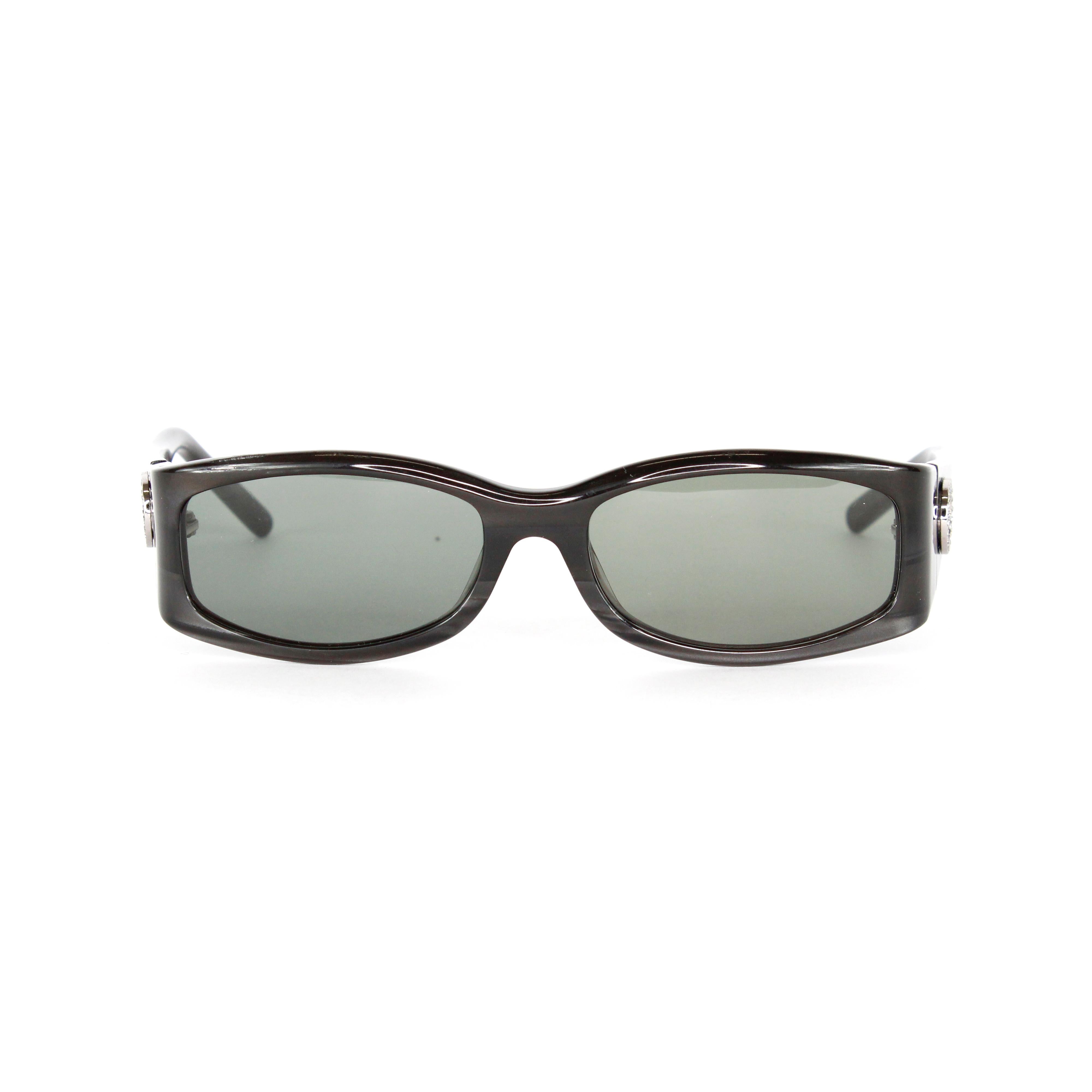 Gucci by Tom Ford embellished sunglasses, color black/grey, GG interlocking logo with crystals.

Condition: 
Really good. To note: micro scratches on the frame, lens are in pristine condition.


Packing/accessories:
Case.
