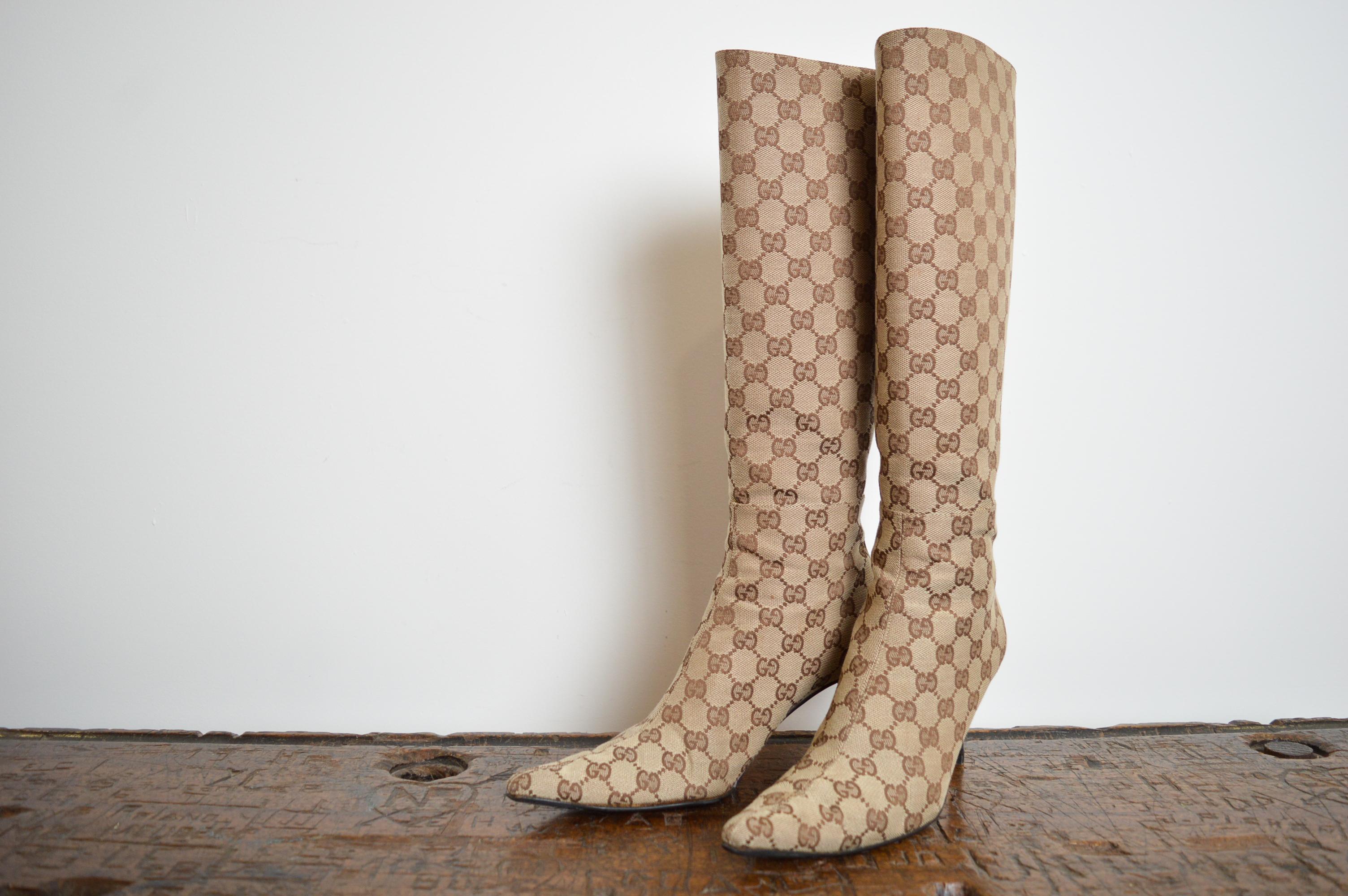 Stivali a spillo al ginocchio a punta GUCCI by Tom Ford GG completamente monogrammati, vintage, degli anni 2000.
MADE IN ITALY! 
Zip intera sul retro
Suole in pelle 
Completamente foderato in pelle
K.K. Taglia 6 / UE 39
Altezza del tacco: 8