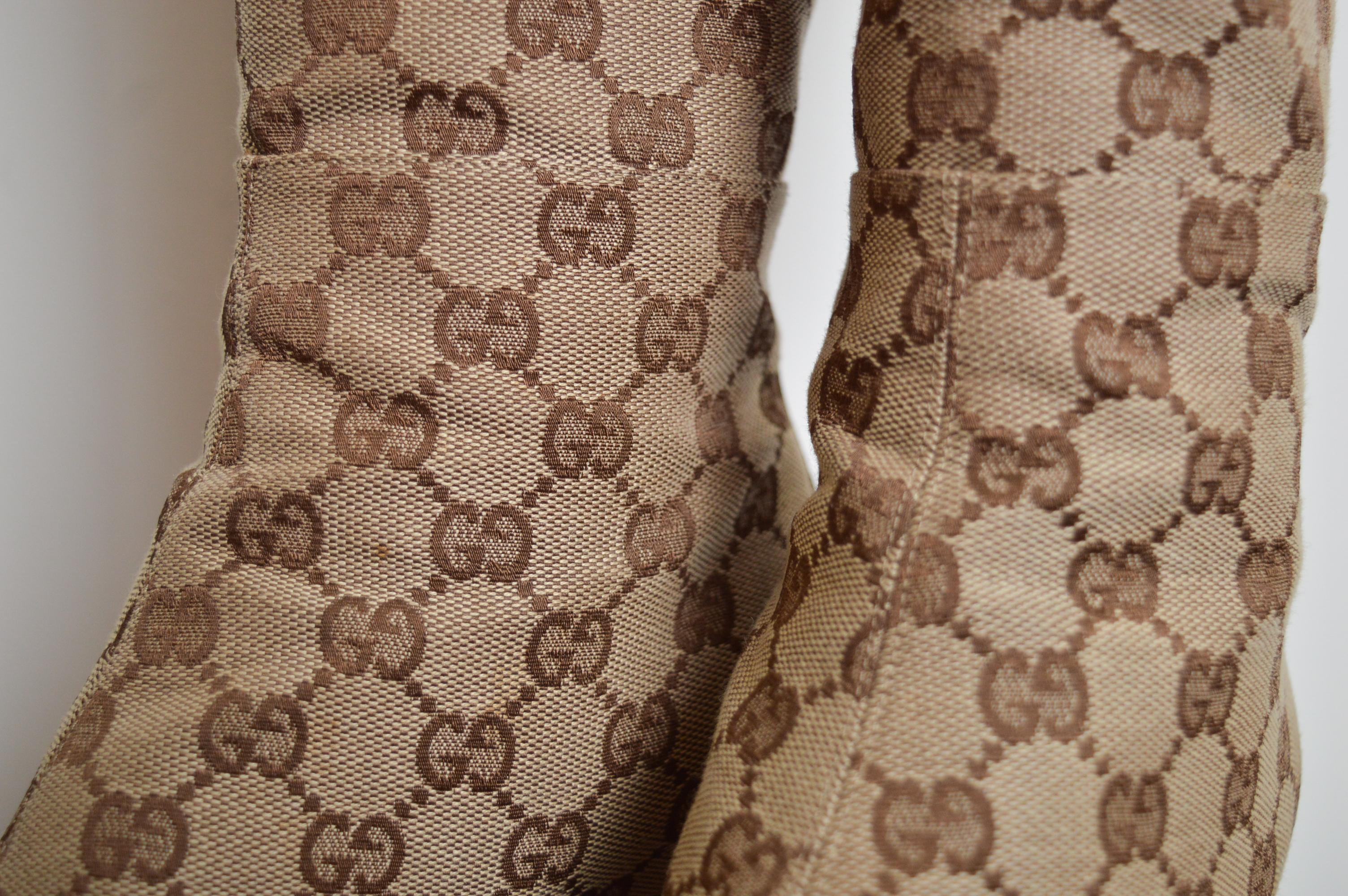 Gucci by Tom Ford GG Monogram Canvas Stivali a spillo a punta al ginocchio In condizioni buone in vendita a Sheffield, GB