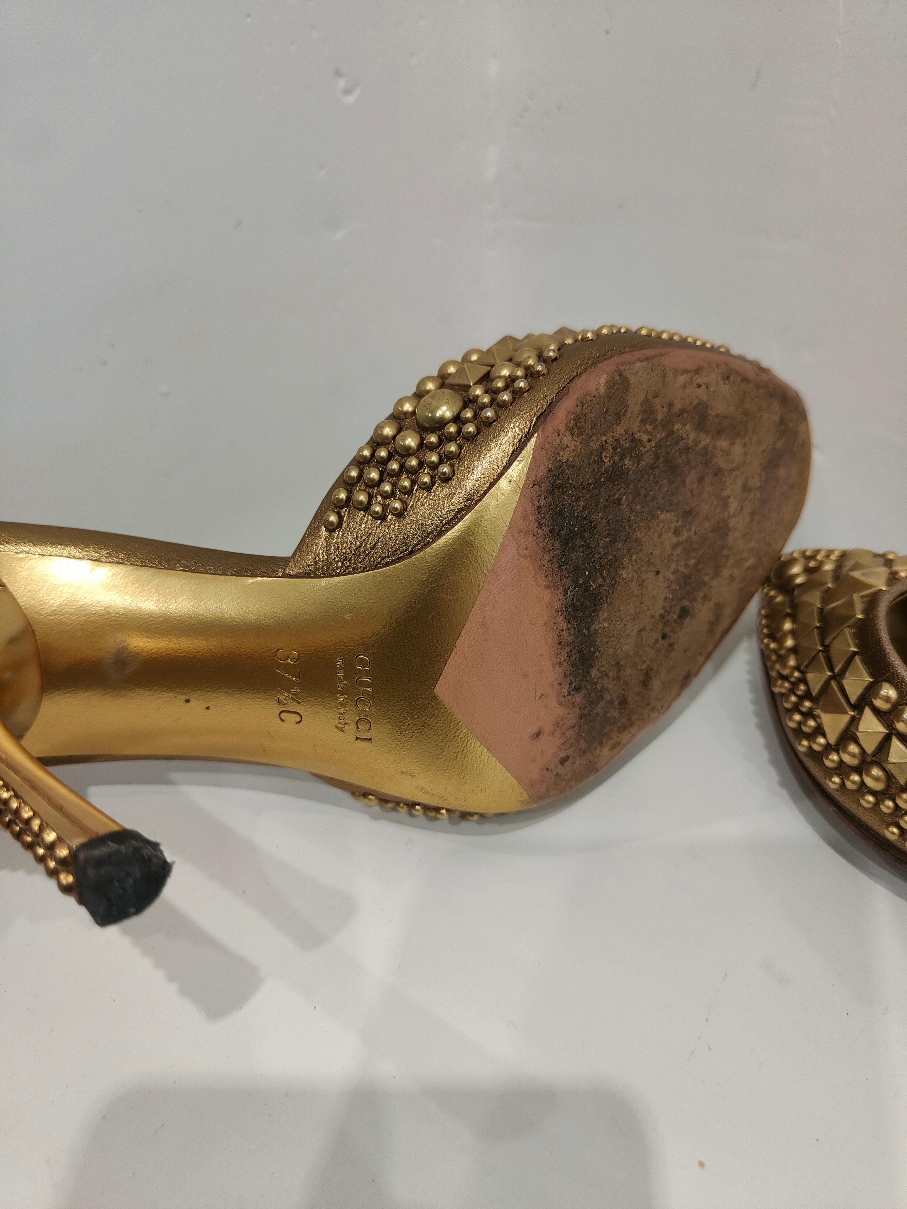 Gucci by Tom Ford Sandalen aus goldenem Leder mit Nieten 
Vollständig in Italien hergestellt in Größe 37,5