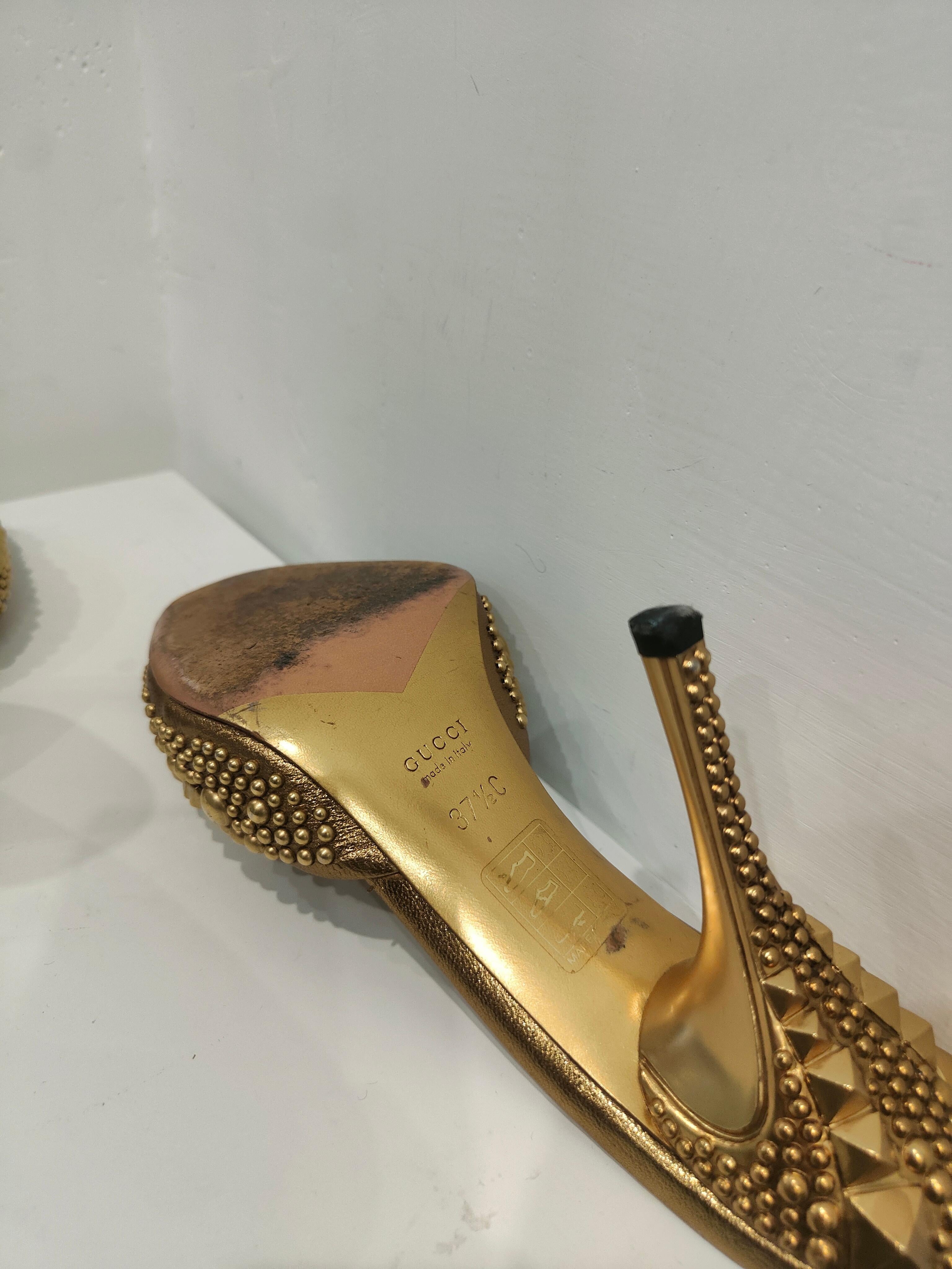 Gucci by Tom Ford Sandalen aus goldenem Leder mit Nieten (Braun) im Angebot