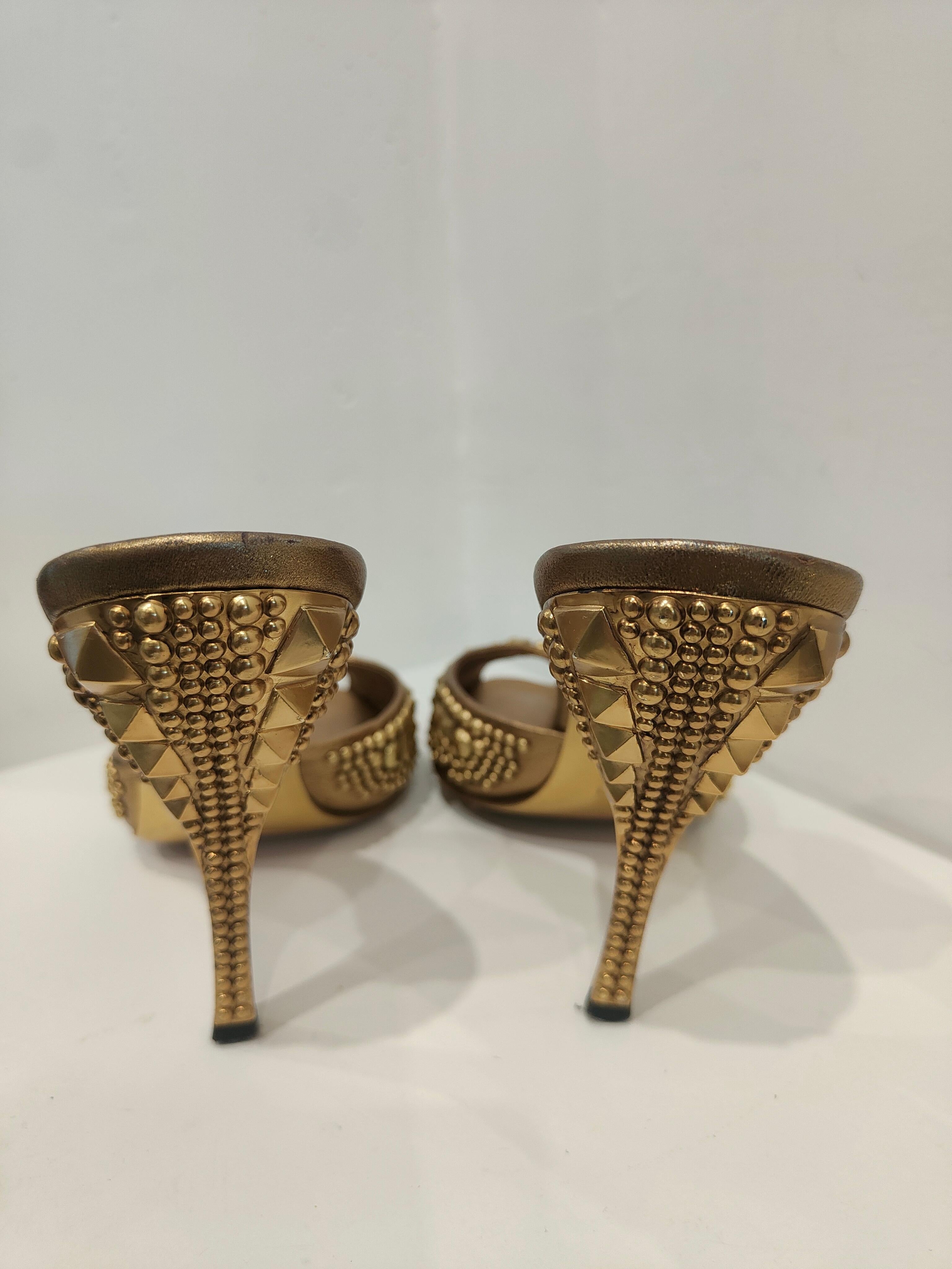Gucci by Tom Ford Sandalen aus goldenem Leder mit Nieten im Zustand „Gut“ im Angebot in Capri, IT