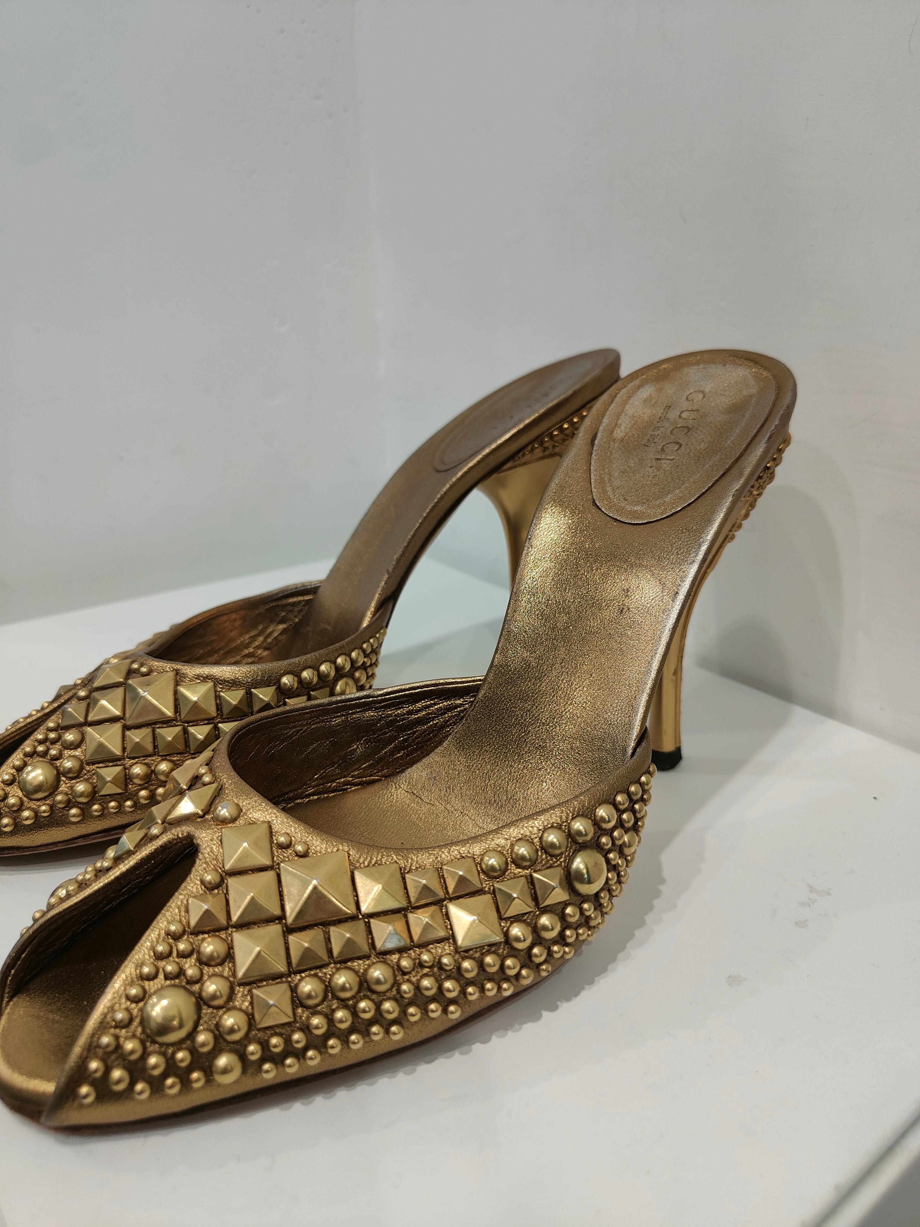 Gucci by Tom Ford Sandalen aus goldenem Leder mit Nieten im Angebot 1