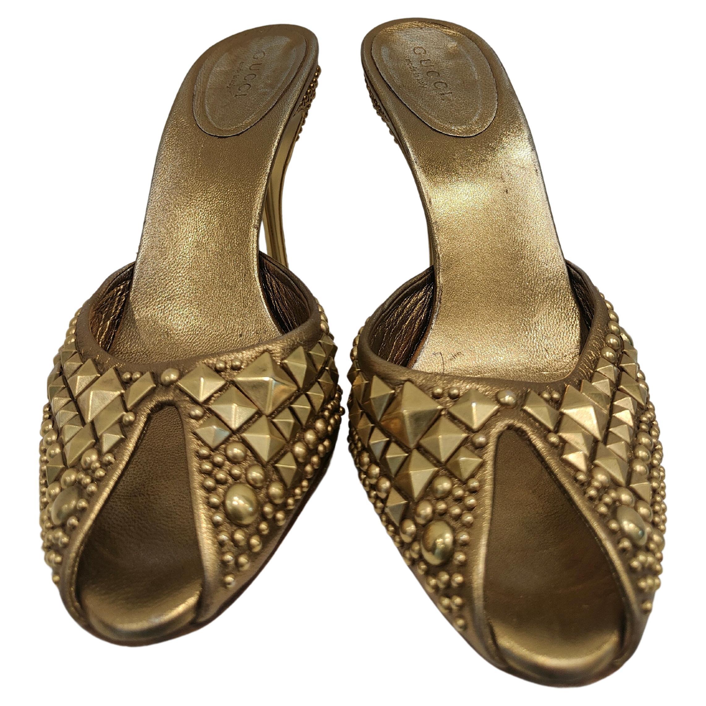 Gucci by Tom Ford Sandalen aus goldenem Leder mit Nieten im Angebot