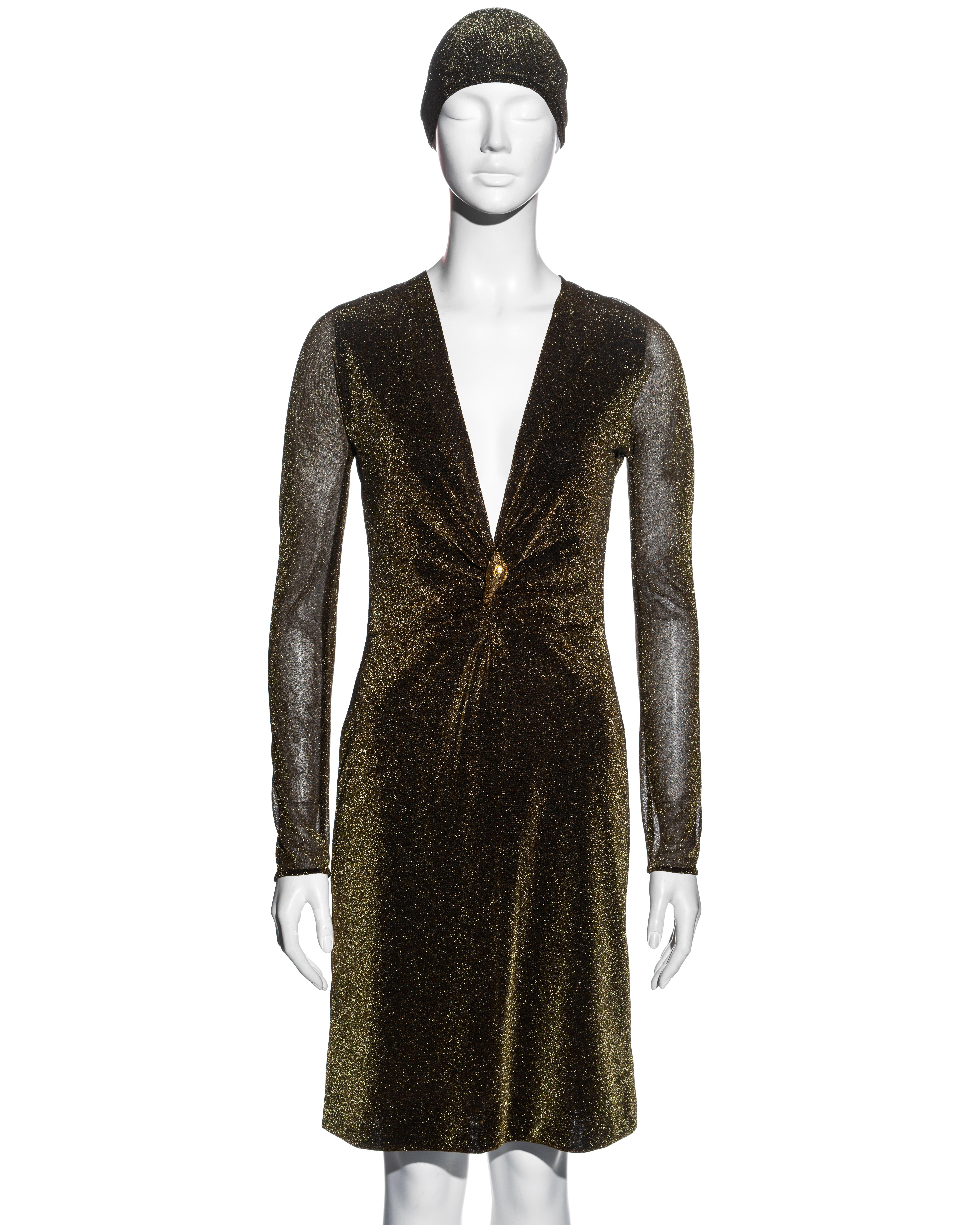 ▪ Gucci gold lurex evening shift dress and headscarf set
▪ Designed by Tom Ford
▪ Plunging v-neck 
▪ Gold dragon broach 
▪ Long-sleeves
▪ Knee-length skirt 
▪ Matching headscarf
▪ IT 38 - FR 34 - UK 6
▪ Fall-Winter 2000
▪ 54% Polyester, 46%