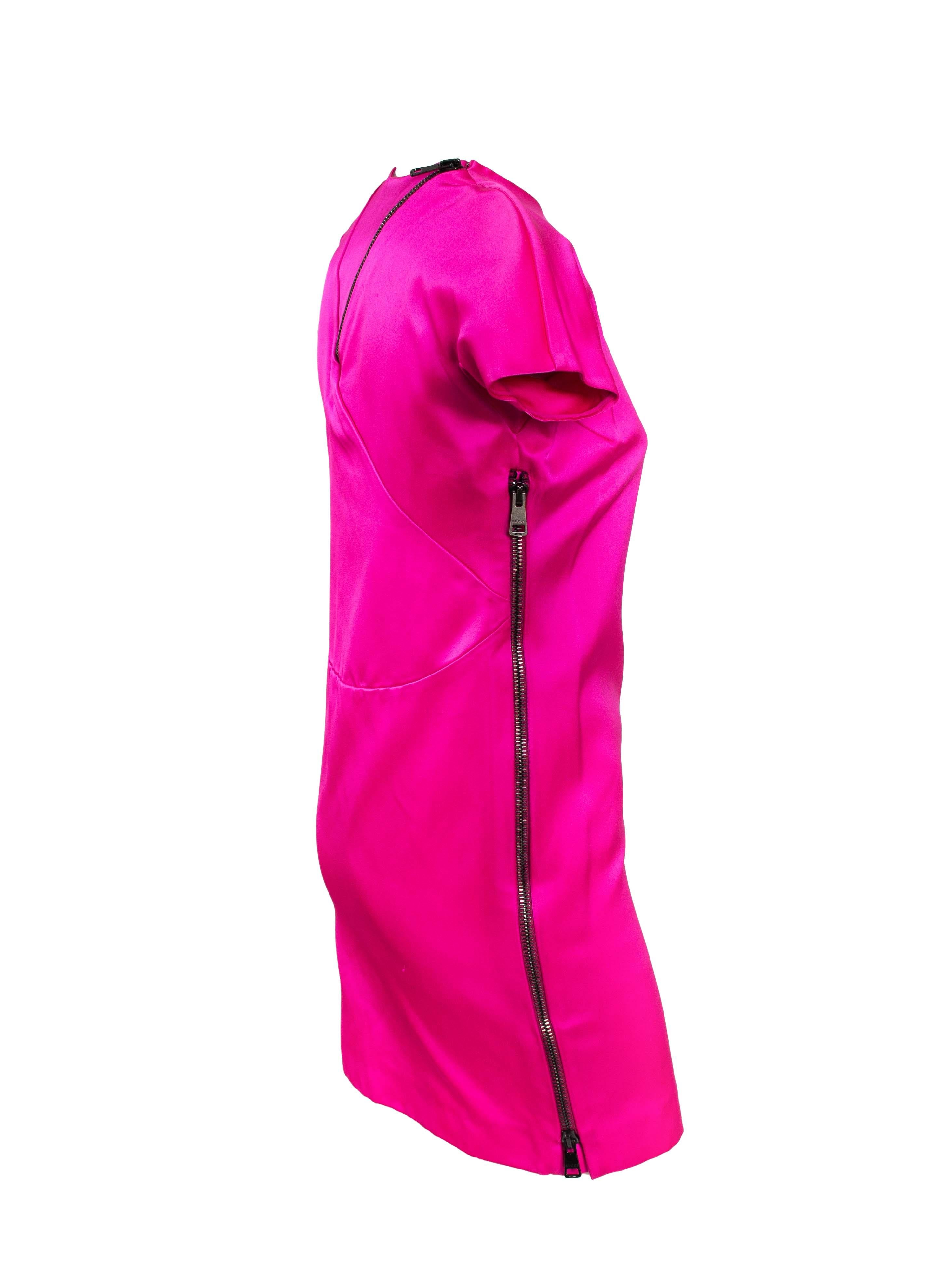 F/W 2001 Gucci by Tom Ford Hot Pink Silk Satin Zipper Mini Dress Runway In Good Condition For Sale In West Hollywood, CA
