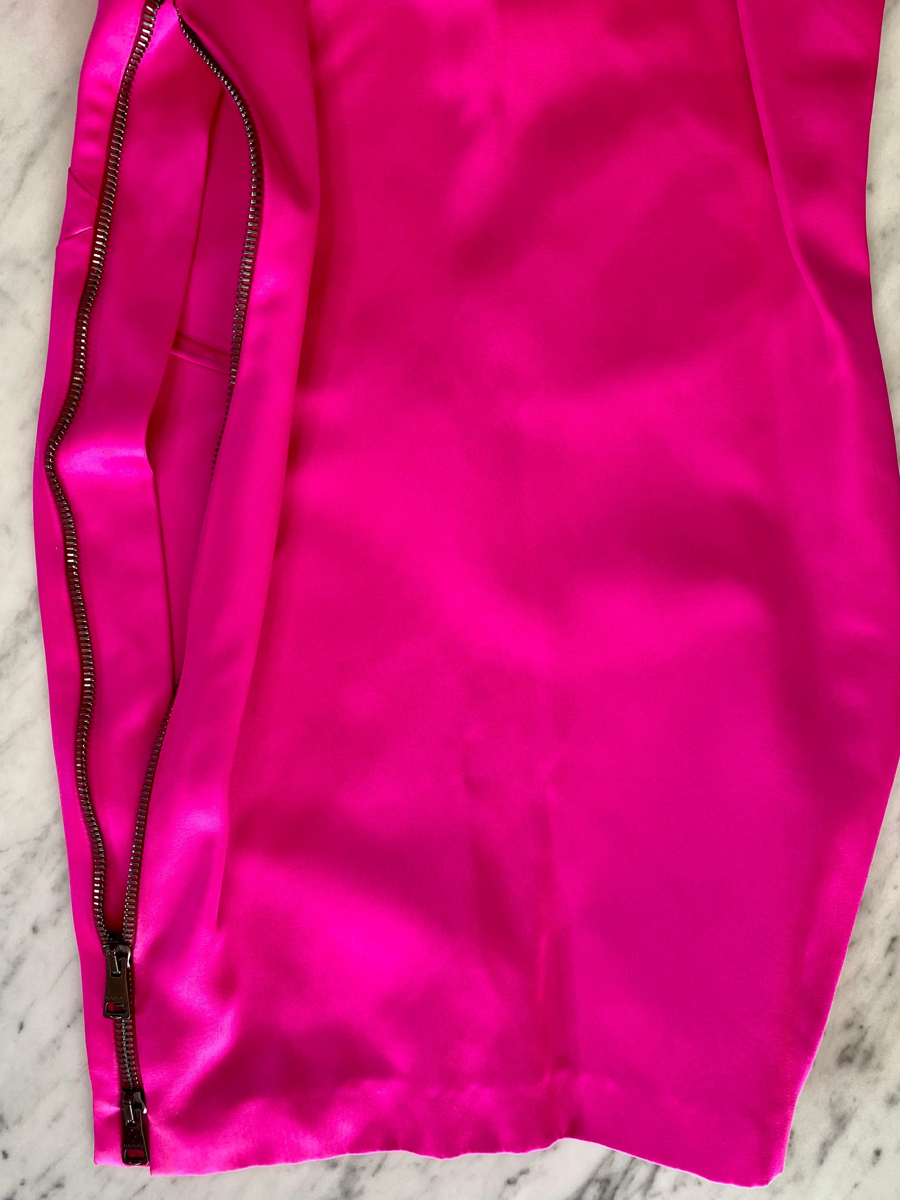F/W 2001 Gucci by Tom Ford Hot Pink Silk Satin Zipper Mini Dress Runway For Sale 2