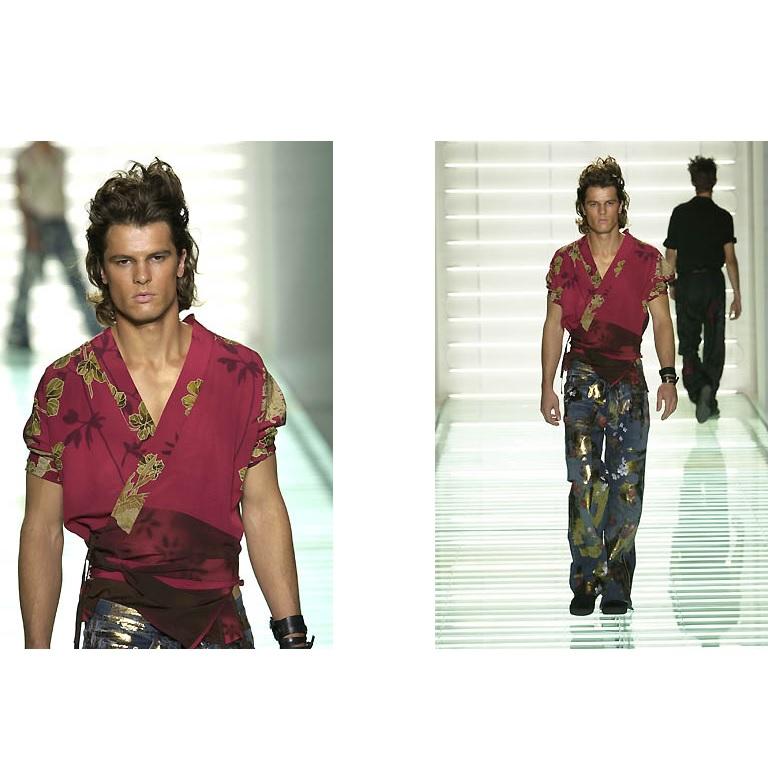 Archive GUCCI by TOM FORD Spring Summer 2001 Collection dress shirt comes in ombre effect burgundy silk twill with all over floral print, pointed collar, and French cuffs. Made in Italy.
 
Excellent Pre-Owned Condition.
Marked: 40  15 1/2
