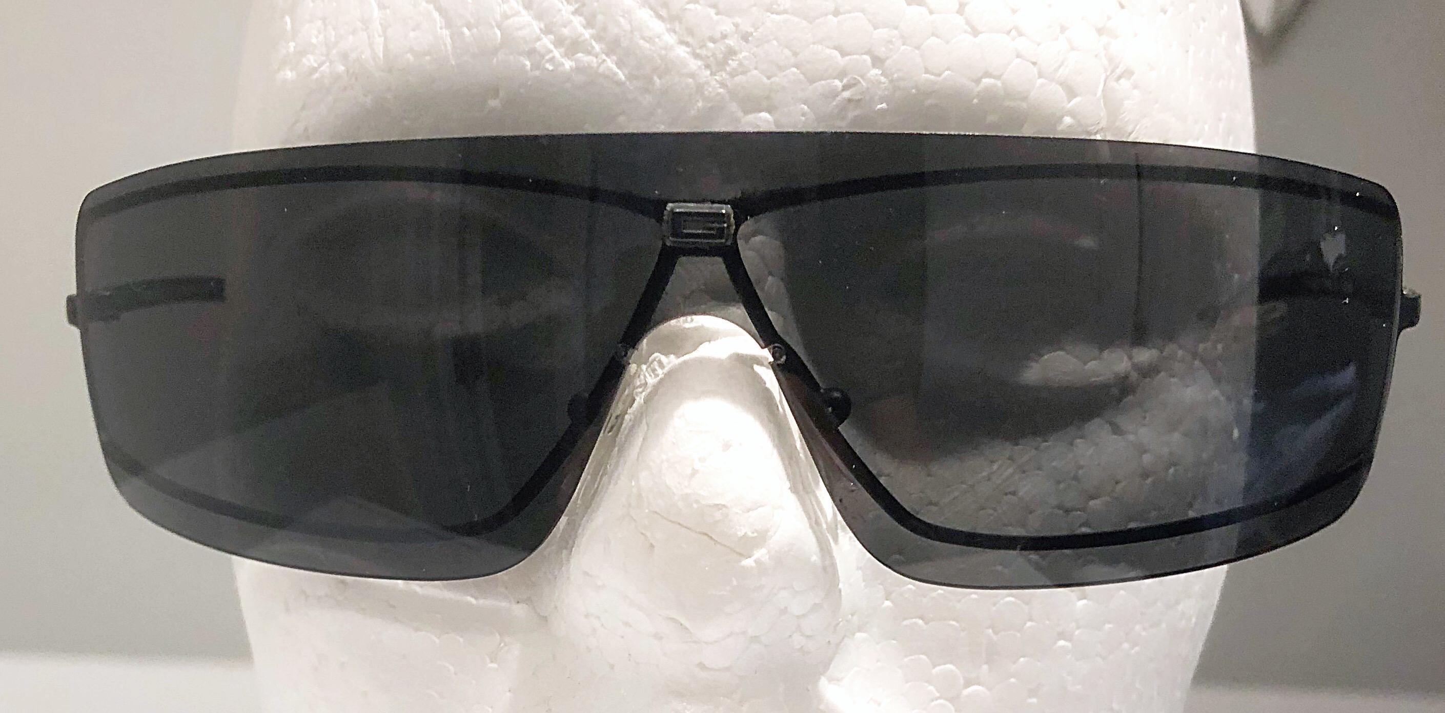Rare and collectible GUCCI by TOM FORD black / gray Matrix style rimless sunglasses ! G Gucci logo at center front, and on each side.
Style number GG 1710/S 3G3M8
Can be worn by either a man or a woman
Made in Italy
In great condition with no