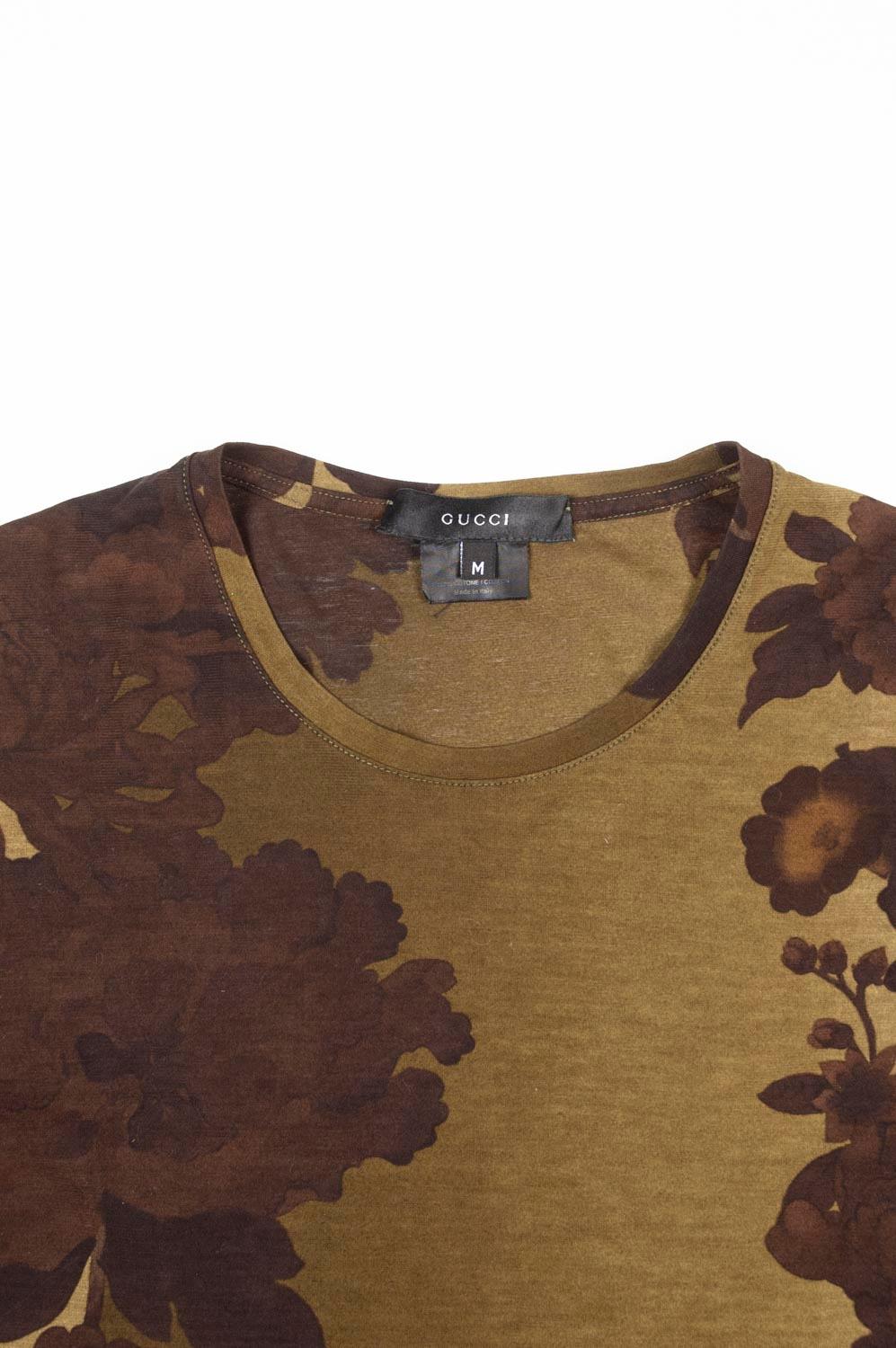 Item for sale is 100% genuine Gucci by Tom Ford Men T-Shirt, S498
Color: brown/sand
(An actual color may a bit vary due to individual computer screen interpretation)
Material: 100% cotton
Tag size: M runs cropped check measurements
This t shirt is