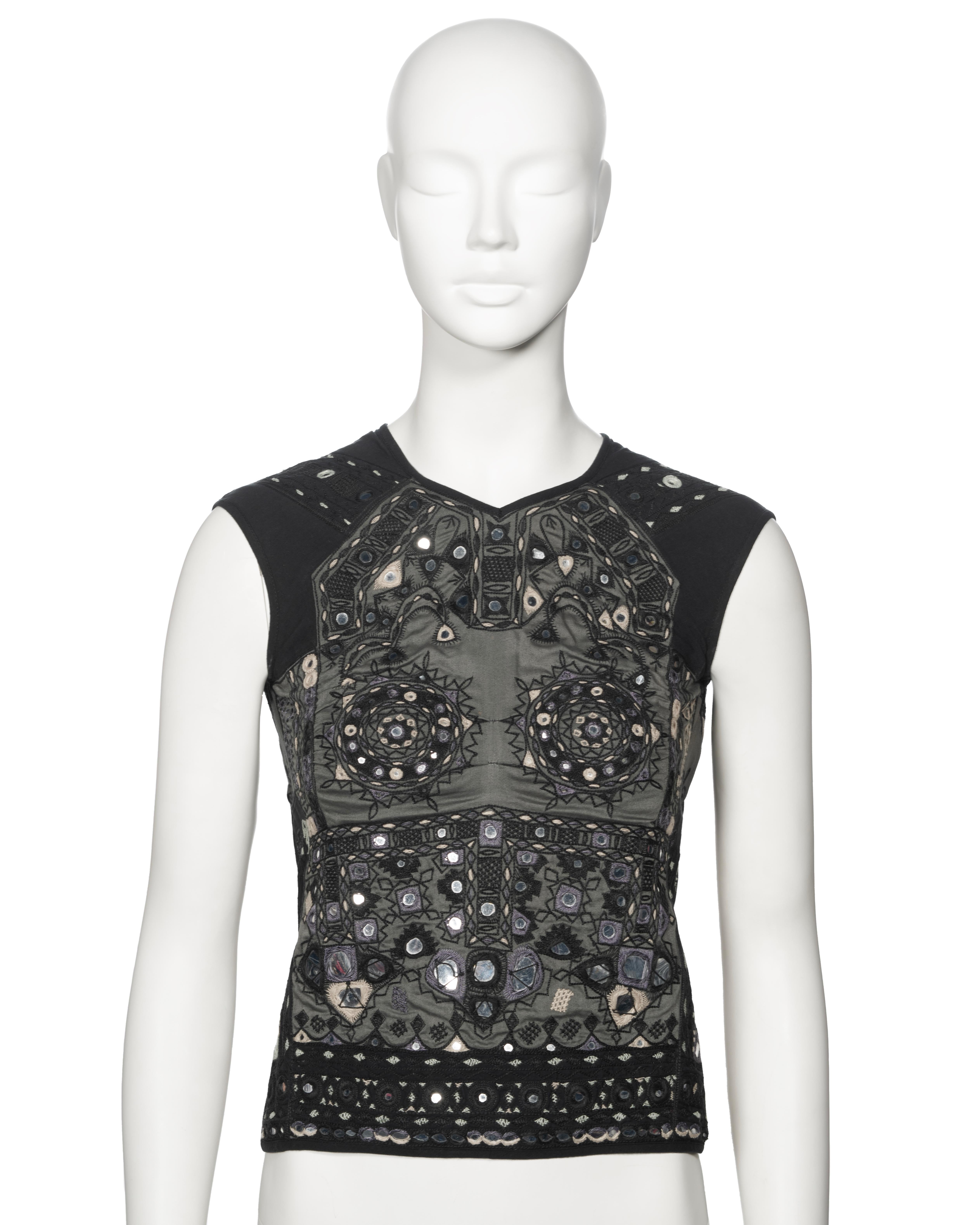 ▪ Archivalisches Gucci Top aus Baumwolle mit Spiegelstickerei und Rückenausschnitt
▪ Kreativdirektor: Tom Ford
▪ Frühjahr-Sommer 1999
▪ Gefertigt aus schwarzer und grauer Baumwolle mit handwerklicher Spiegelung
▪ Offener Rücken mit drei dünnen