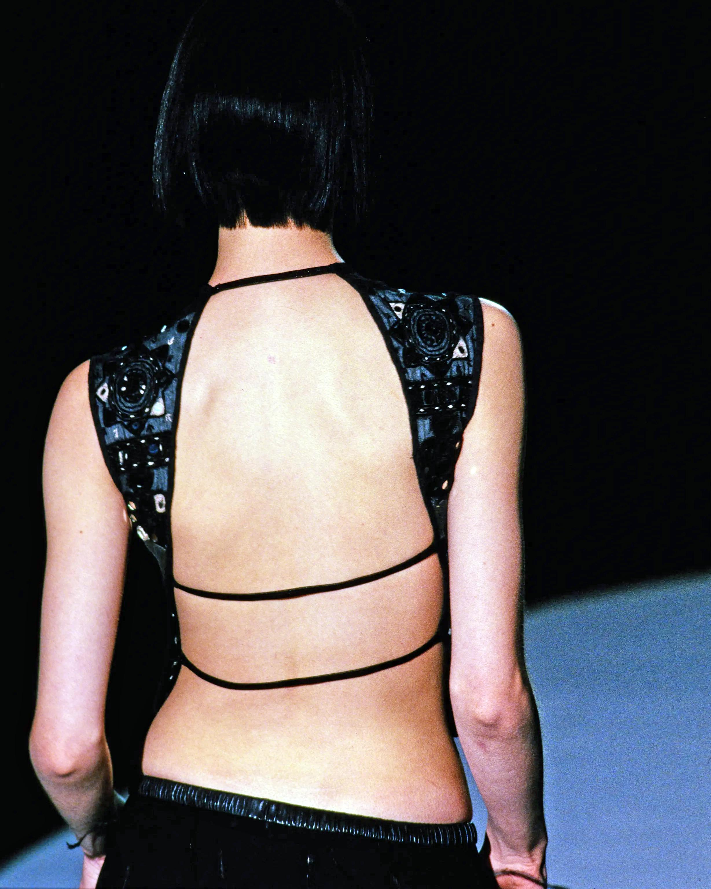 Gucci by Tom Ford Rückenfreies Baumwolloberteil mit Spiegelstickerei, 1999 im Angebot 4