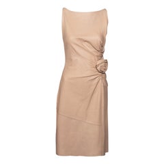 Gucci by Tom Ford Vestido camisero de piel nude con rosetón, fw 1999