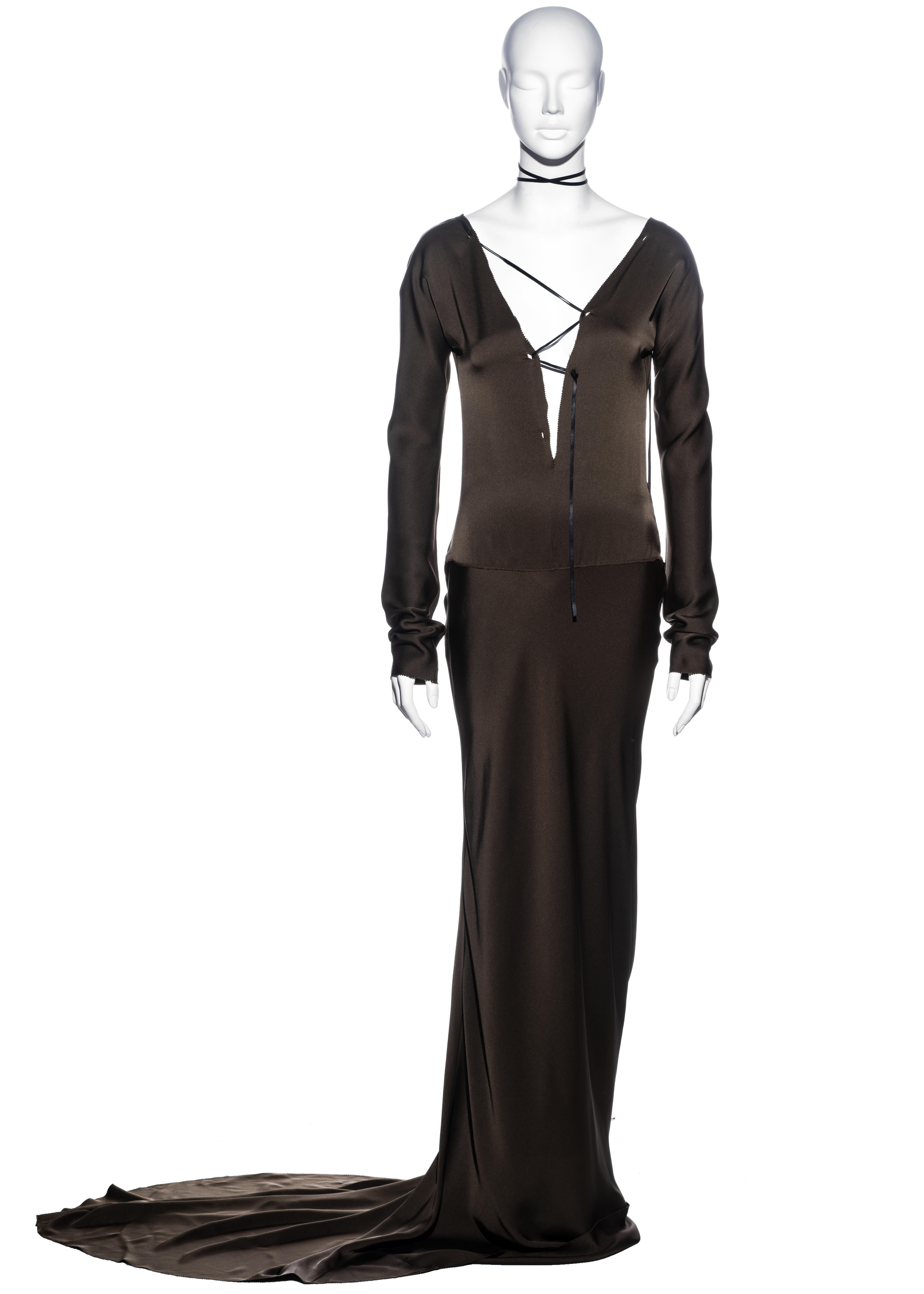 ▪ Vestido de noche formado oliva Gucci
▪ Diseñado por Tom Ford
▪ 100% Seda 
▪ Cierre con cordones de cuero negro 
▪ Espalda abierta con detalle de nudo 
▪ IT 40 - FR 36 - UK 8 - US 4
▪ Otoño-Invierno 2002