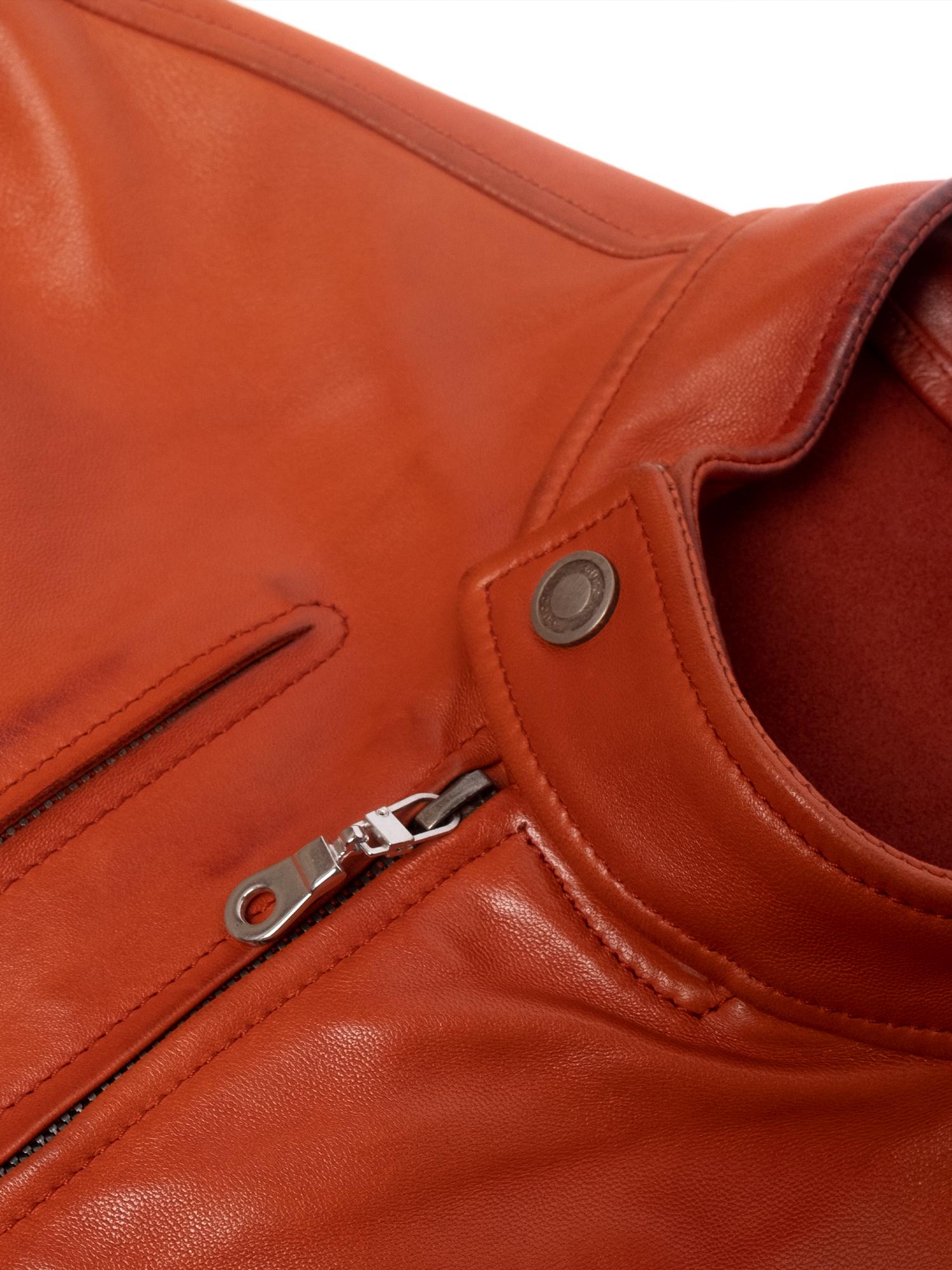 Esta chaqueta utiliza una de las siluetas emblemáticas de Ford: la chaqueta jinete con cuello. Como la mayoría de sus prendas exteriores, tiene un corte estrecho y masculino que favorece a quien lo lleva.

Estado: 8/10. Algunas pequeñas rozaduras