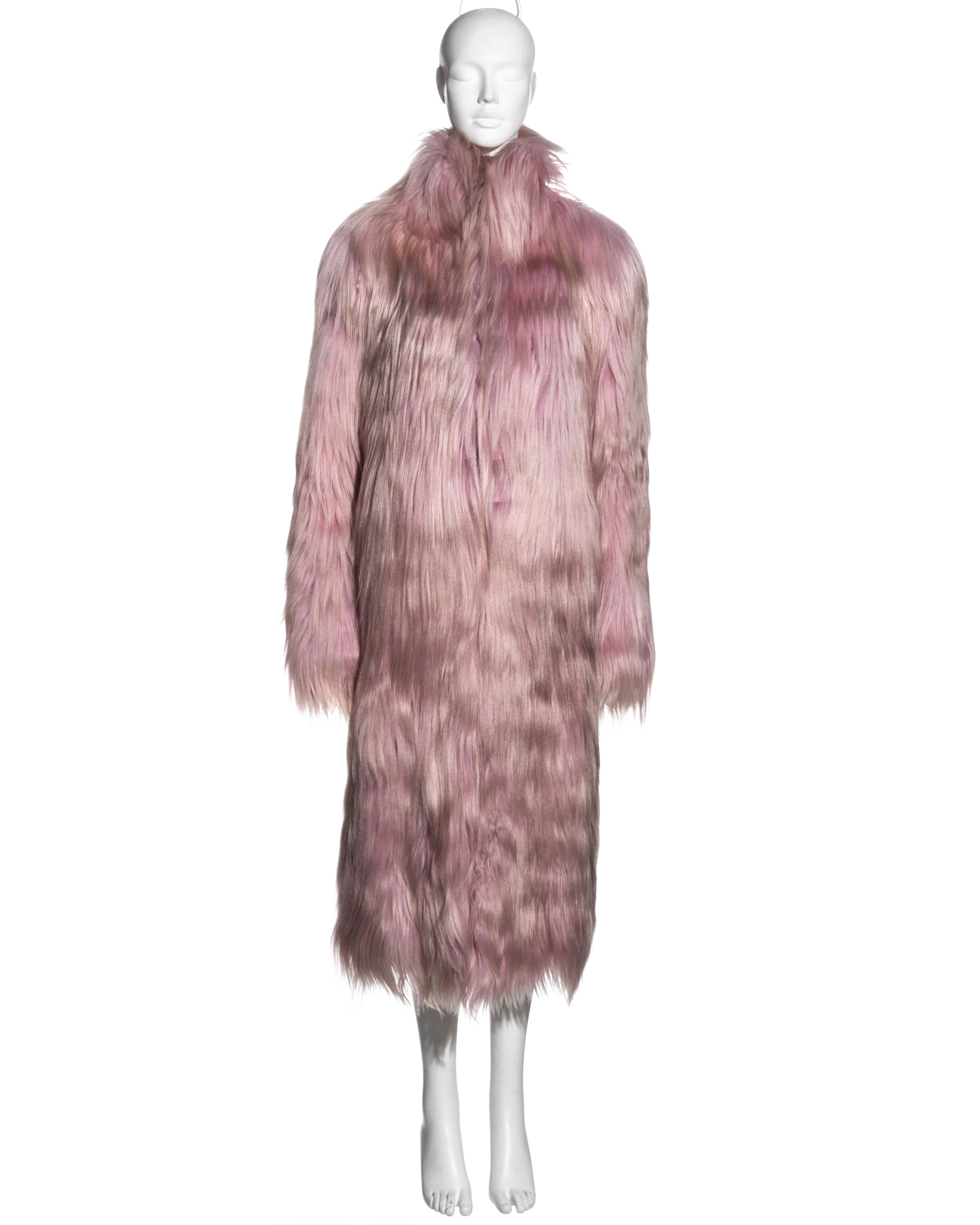 ▪ Rare Gucci oversized fur coat
▪ Designed by Tom Ford 
▪ Pink dyed goat hair 
▪ High neck 
▪ Side slits 
▪ Silk lining 
▪ IT 44 - FR 40 - UK 12
▪ Fall-Winter 2001
▪ Made in Italy