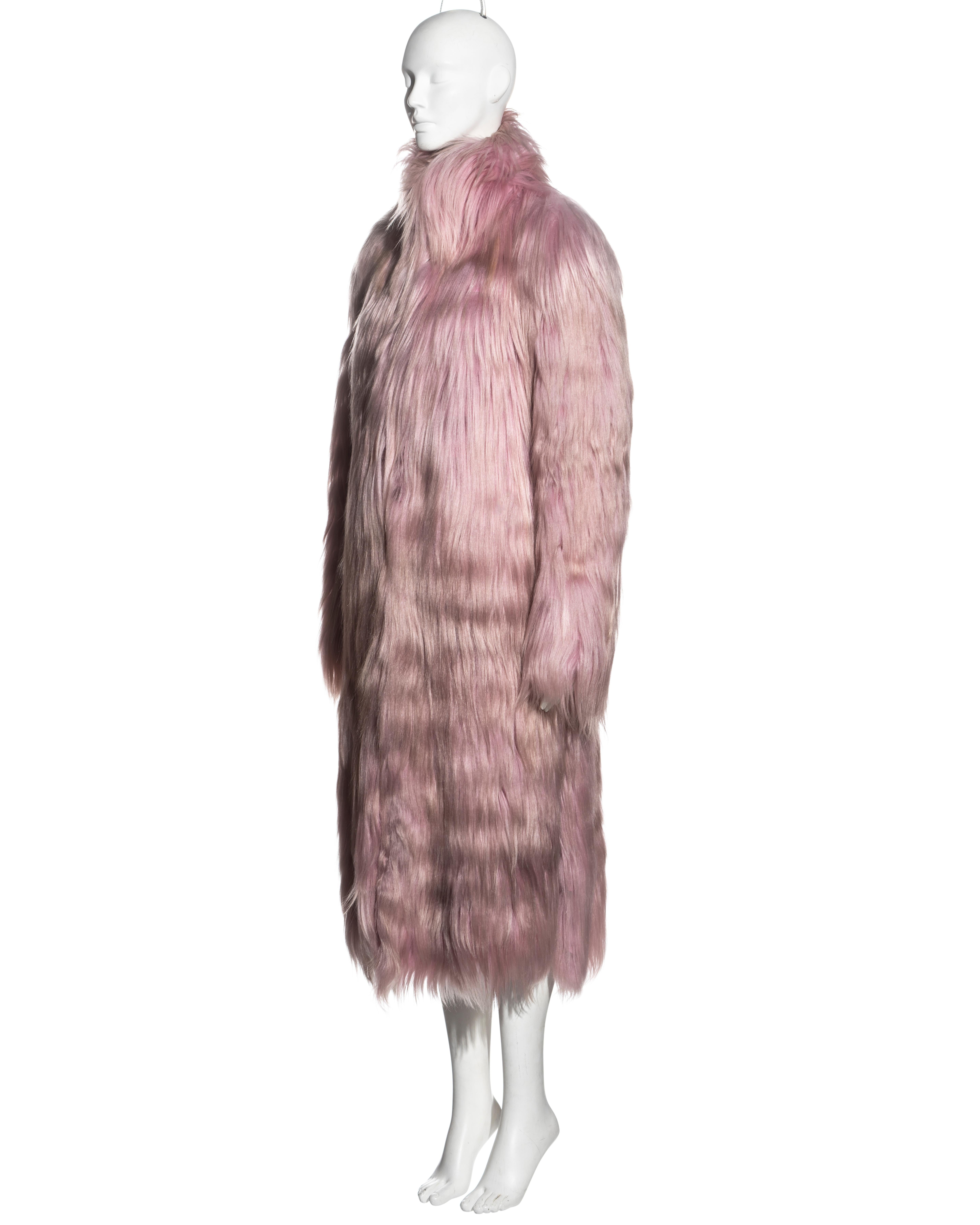 Manteau Gucci par Tom Ford surdimensionné en poil de chèvre rose, automne-hiver 2001 en vente 1