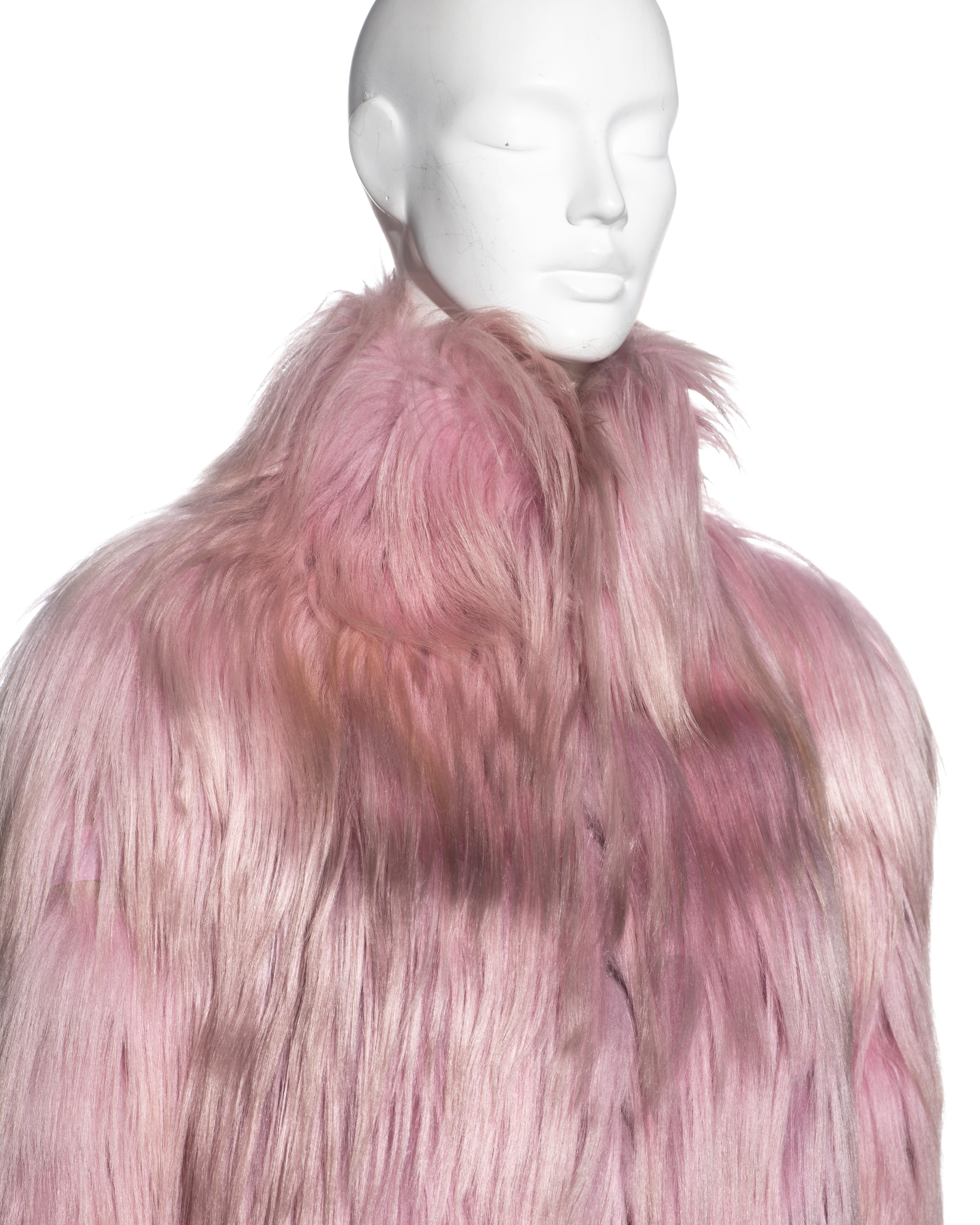 Manteau Gucci par Tom Ford surdimensionné en poil de chèvre rose, automne-hiver 2001 en vente 2