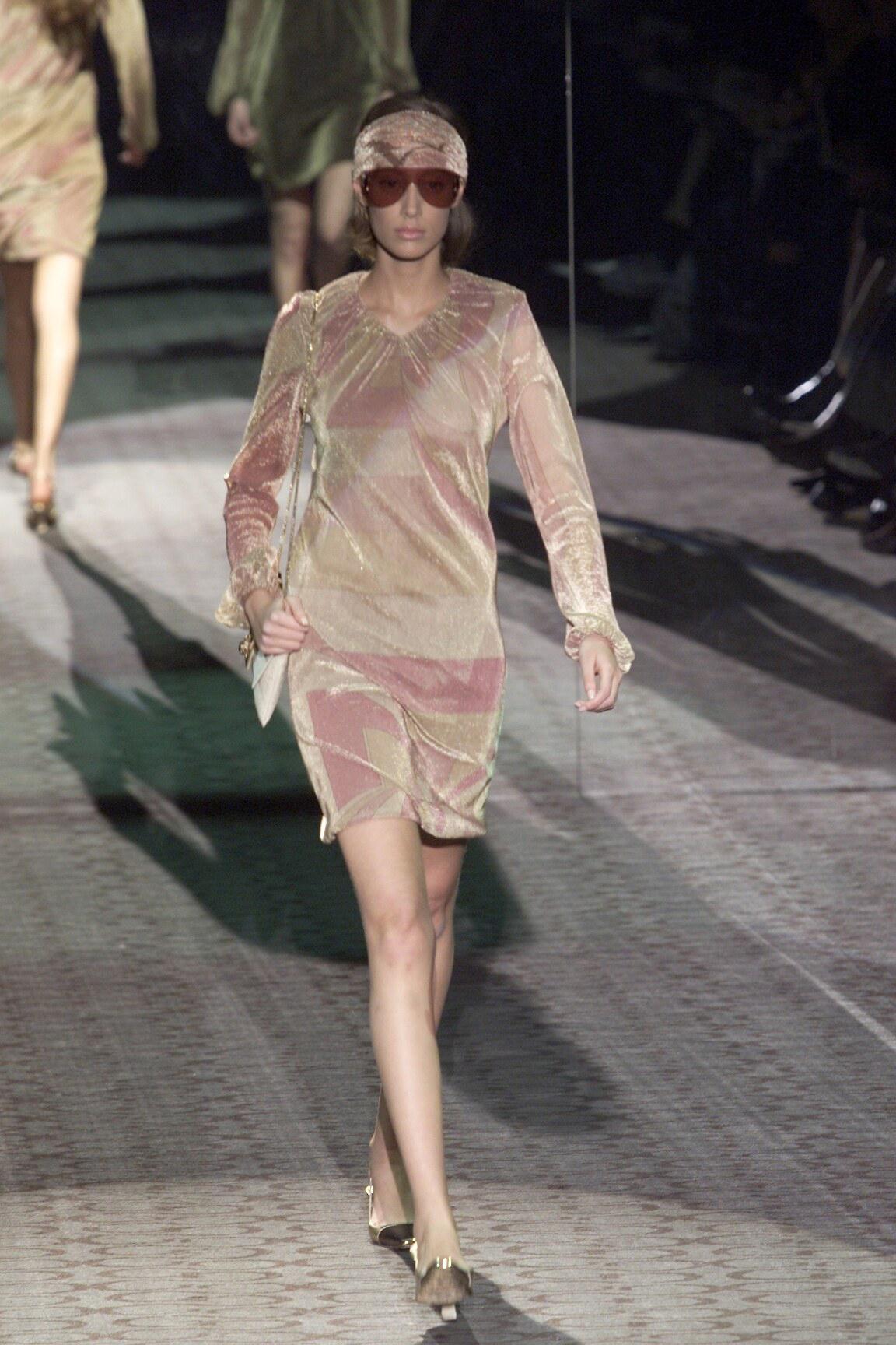 Gucci by Tom Ford Rosa und golden bedrucktes Lurex-Kleid mit Kopftuch, fw 2000 (Braun) im Angebot