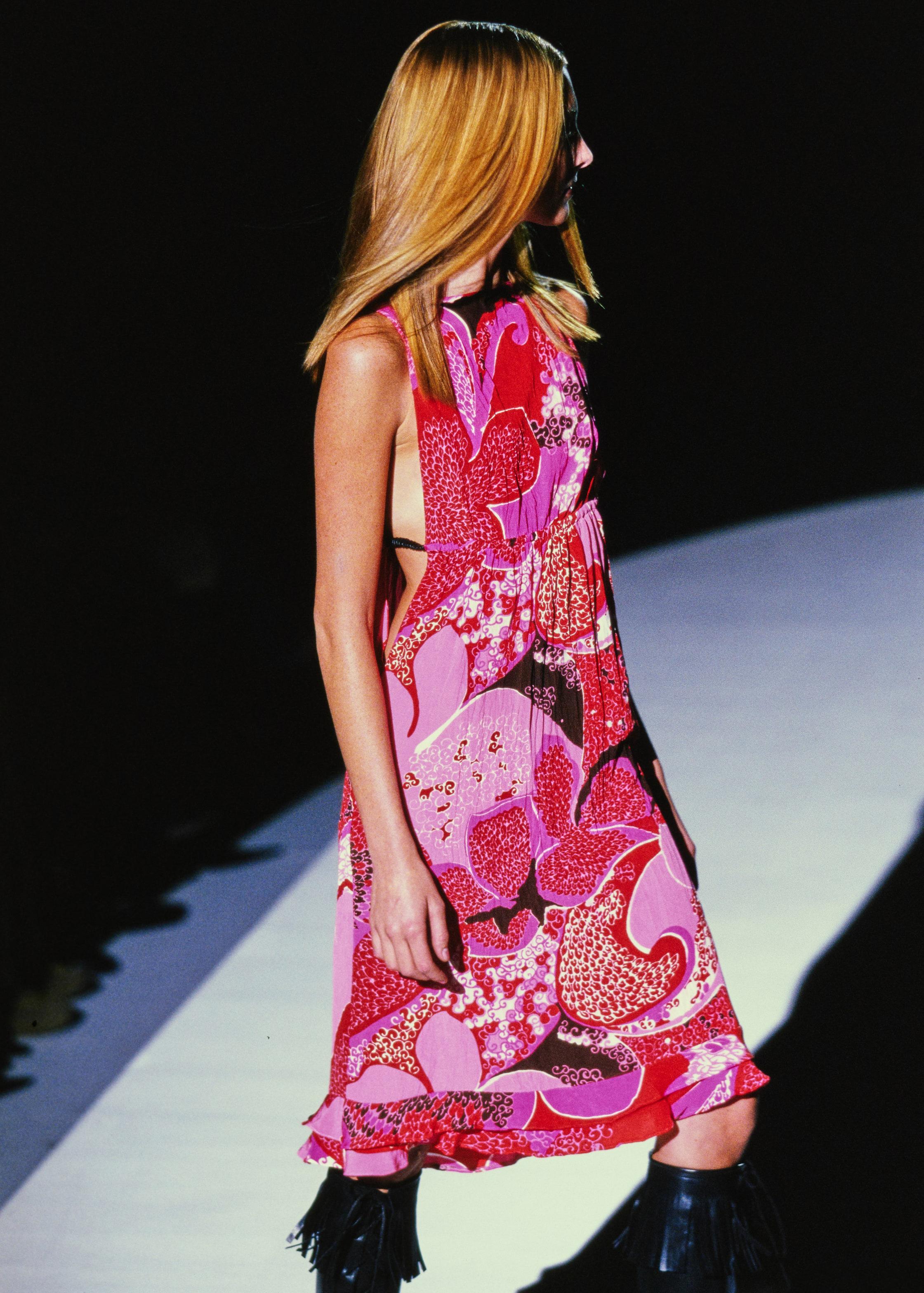 Gucci by Tom Ford Vestido rosa de seda floral con bandas de piel, ss 1999 en venta 1