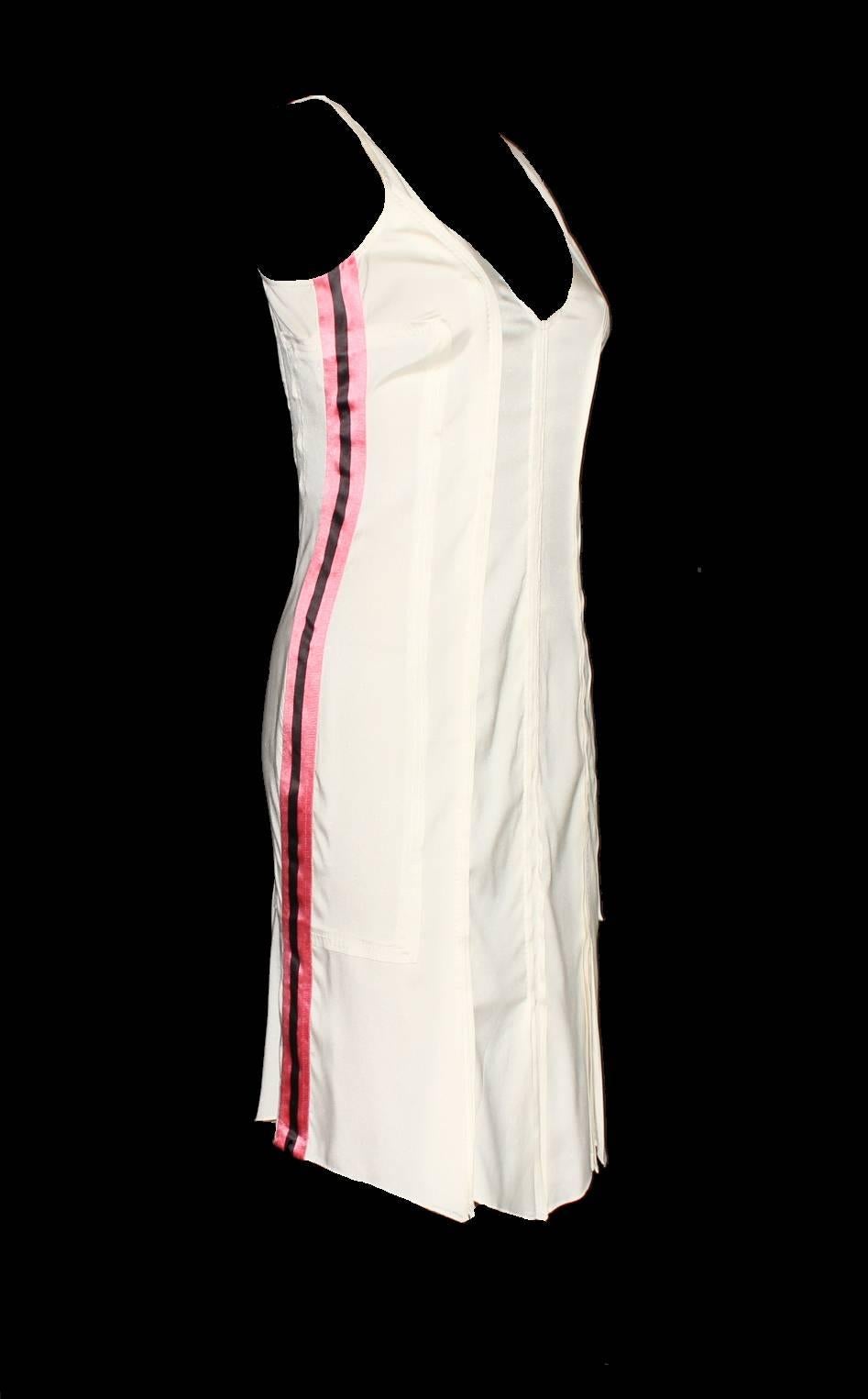 Gucci von Tom Ford  Plissee-Kleid aus pulverbeschichteter Seide mit Streifen (Beige) im Angebot