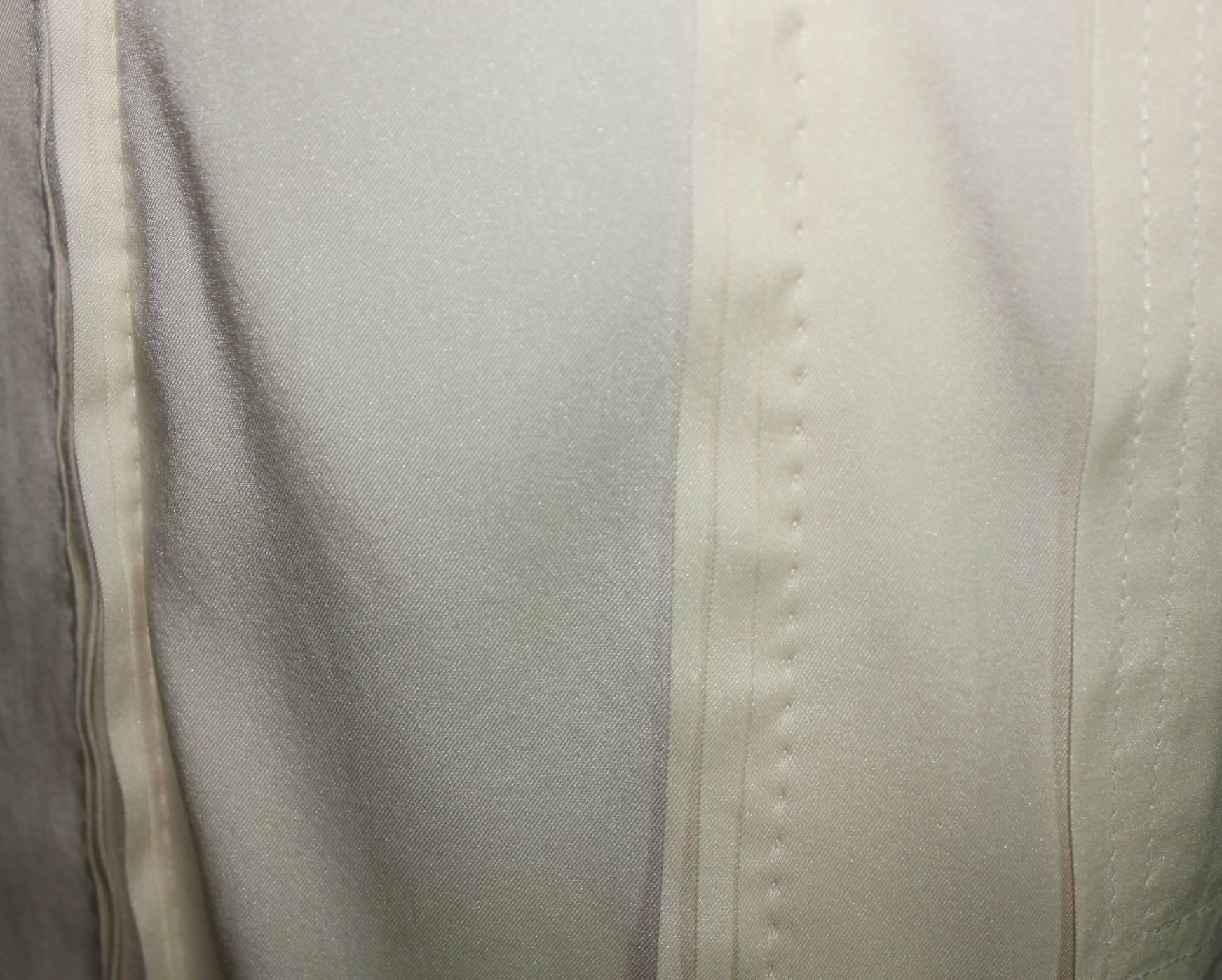 Gucci von Tom Ford  Plissee-Kleid aus pulverbeschichteter Seide mit Streifen im Angebot 1