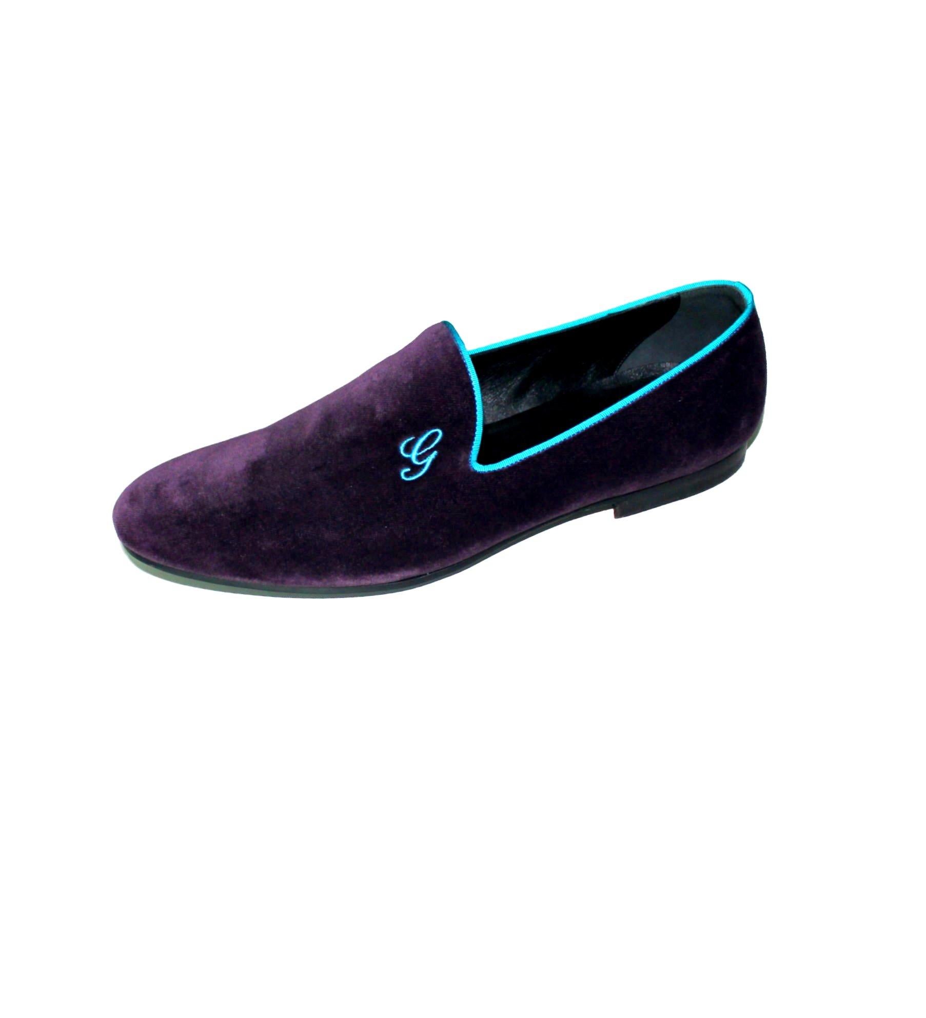 GUCCI BY TOM FORD VELVET LOAFERS

RARE FIND - COLLECTOR'S ITEM

SO VERSATILE - WEAR IT CASUAL WITH JEANS OR WITH YOUR TUXEDO


    A GUCCI signature piece that will last you for years
    Beautiful purple velvet with turquoise trimming
