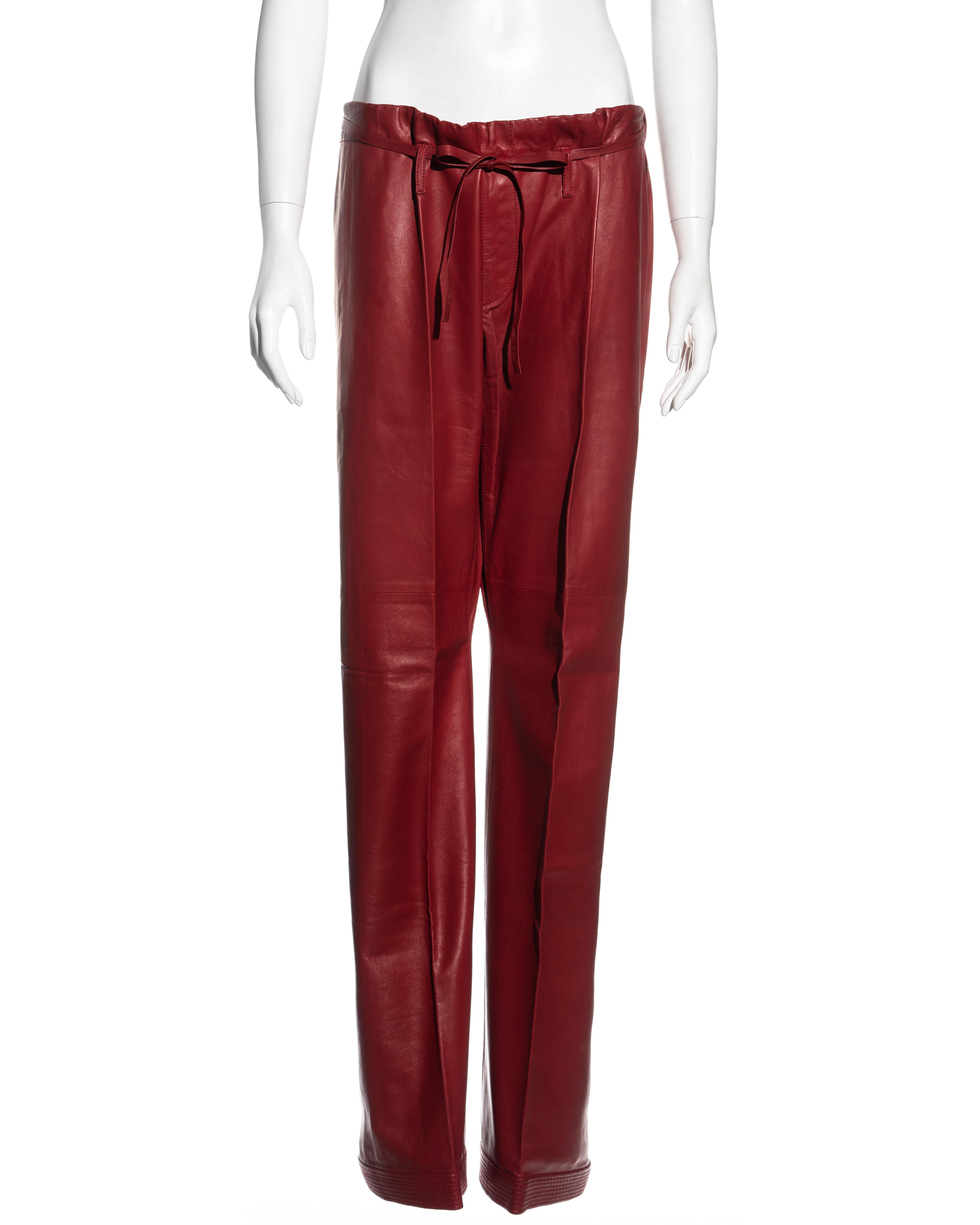 ▪ Gucci unisex pants 
▪ Designed by Tom Ford
▪ Red lambskin leather
▪ Wide leg 
▪ Drawstring waist fastening 
▪ Parallel stitch detail on the hem 
▪ Size IT 46
▪ Spring-Summer 2001
▪ 100% Leather
▪ Made in Italy