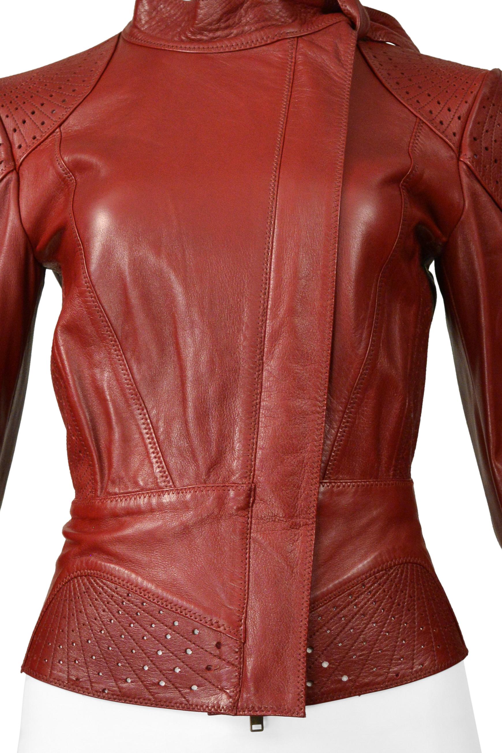 Resurrection Vintage freut sich, eine rote Vintage-Lederjacke von Tom Ford für Gucci anbieten zu können. Sie hat einen diagonalen Reißverschluss, perforierte Einsätze, einen taillierten Körper, gefütterte Ärmel und einen hohen Halsausschnitt mit