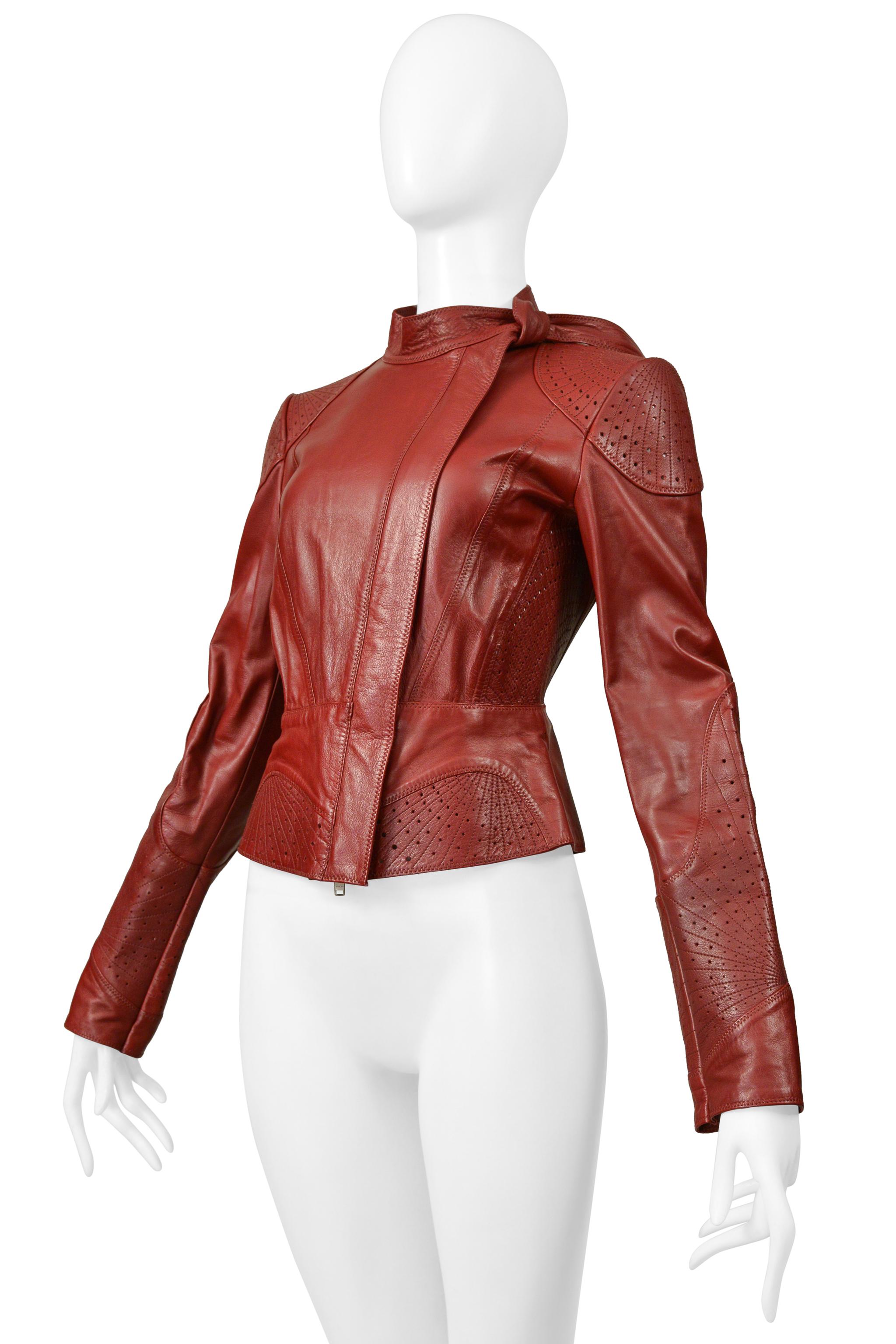 Gucci by Tom Ford Rote perforierte Moto-Jacke aus Leder (Braun) im Angebot