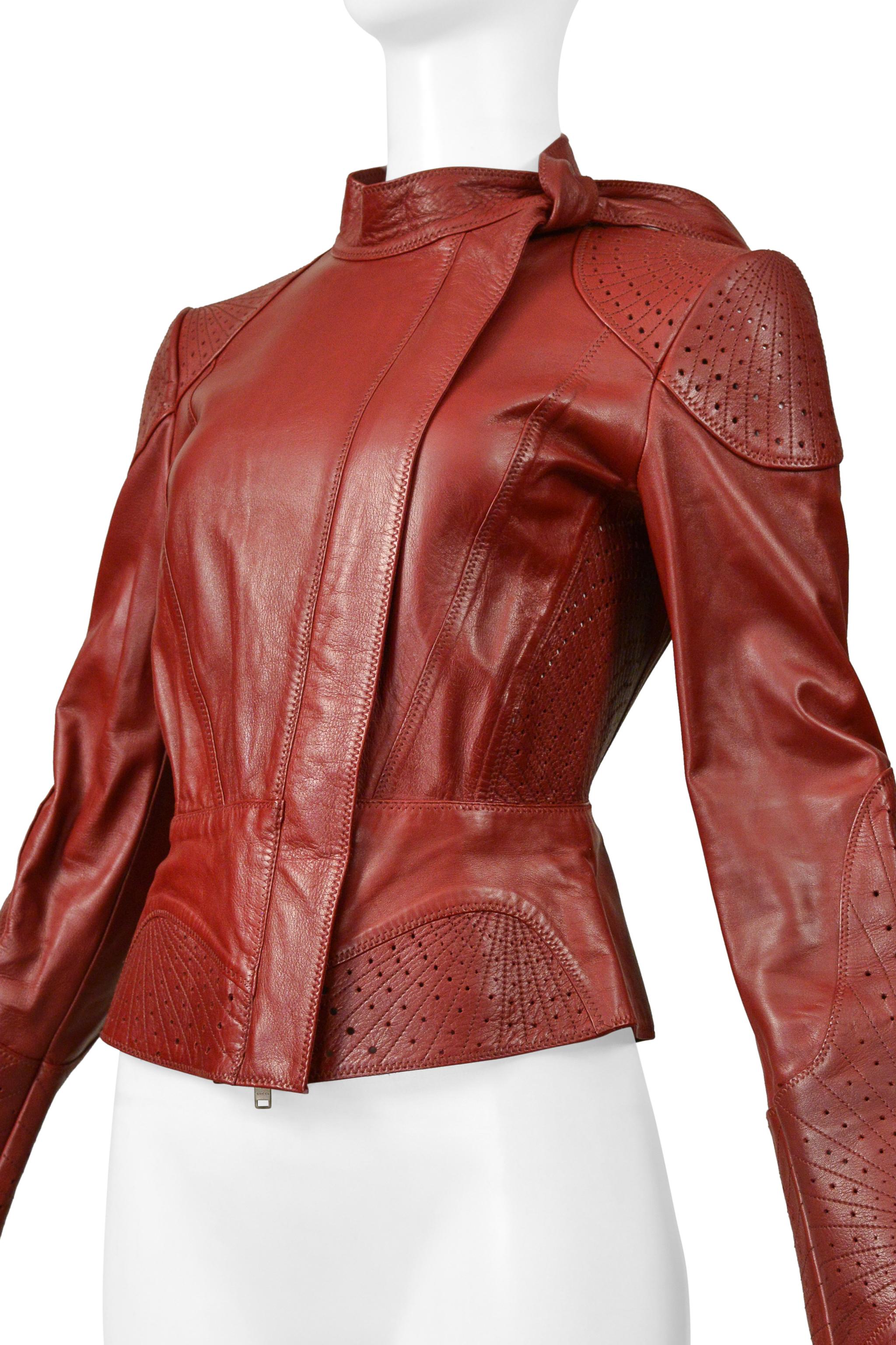 Gucci by Tom Ford Rote perforierte Moto-Jacke aus Leder im Zustand „Hervorragend“ im Angebot in Los Angeles, CA