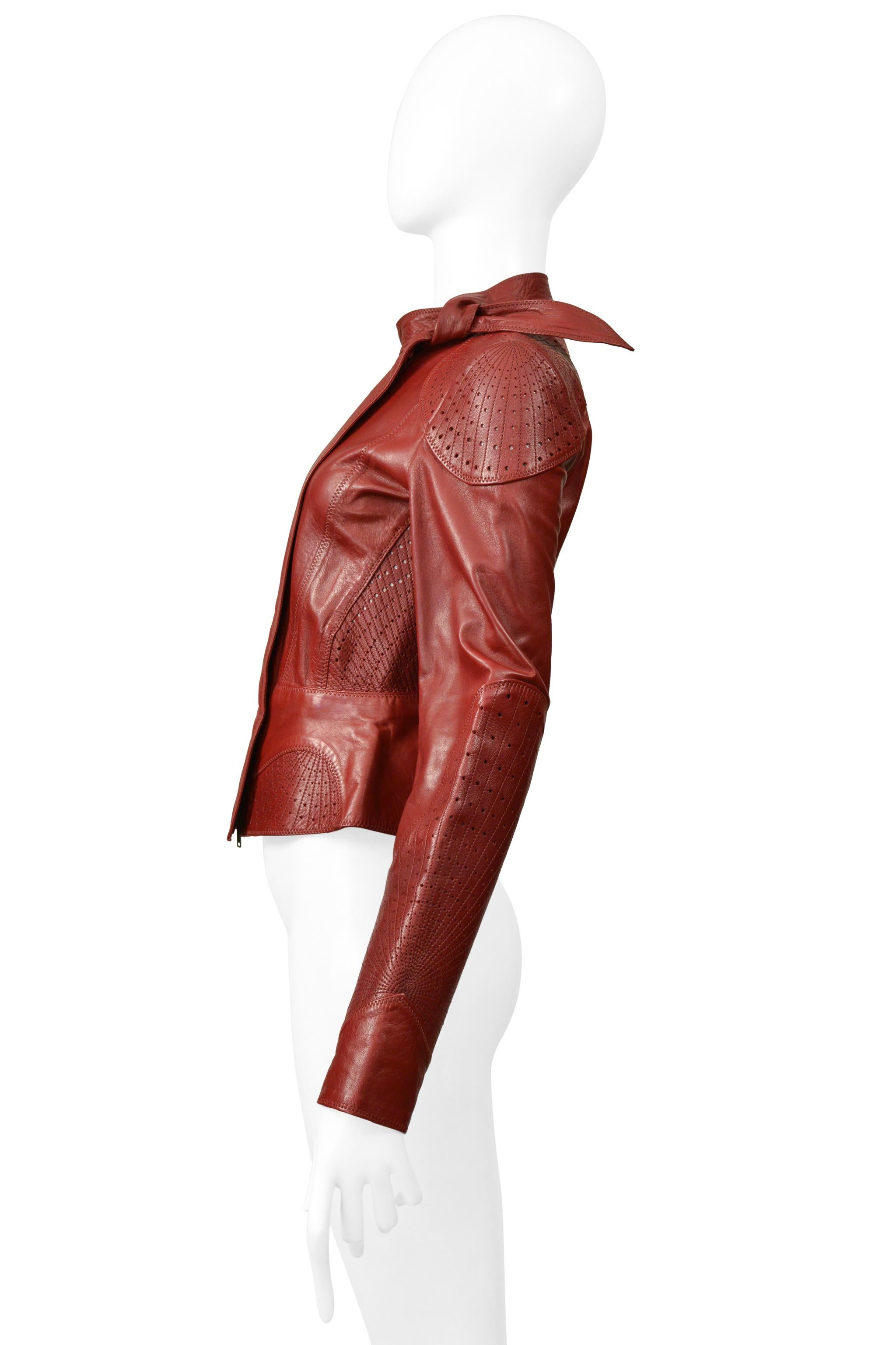 Gucci by Tom Ford Rote perforierte Moto-Jacke aus Leder Damen im Angebot