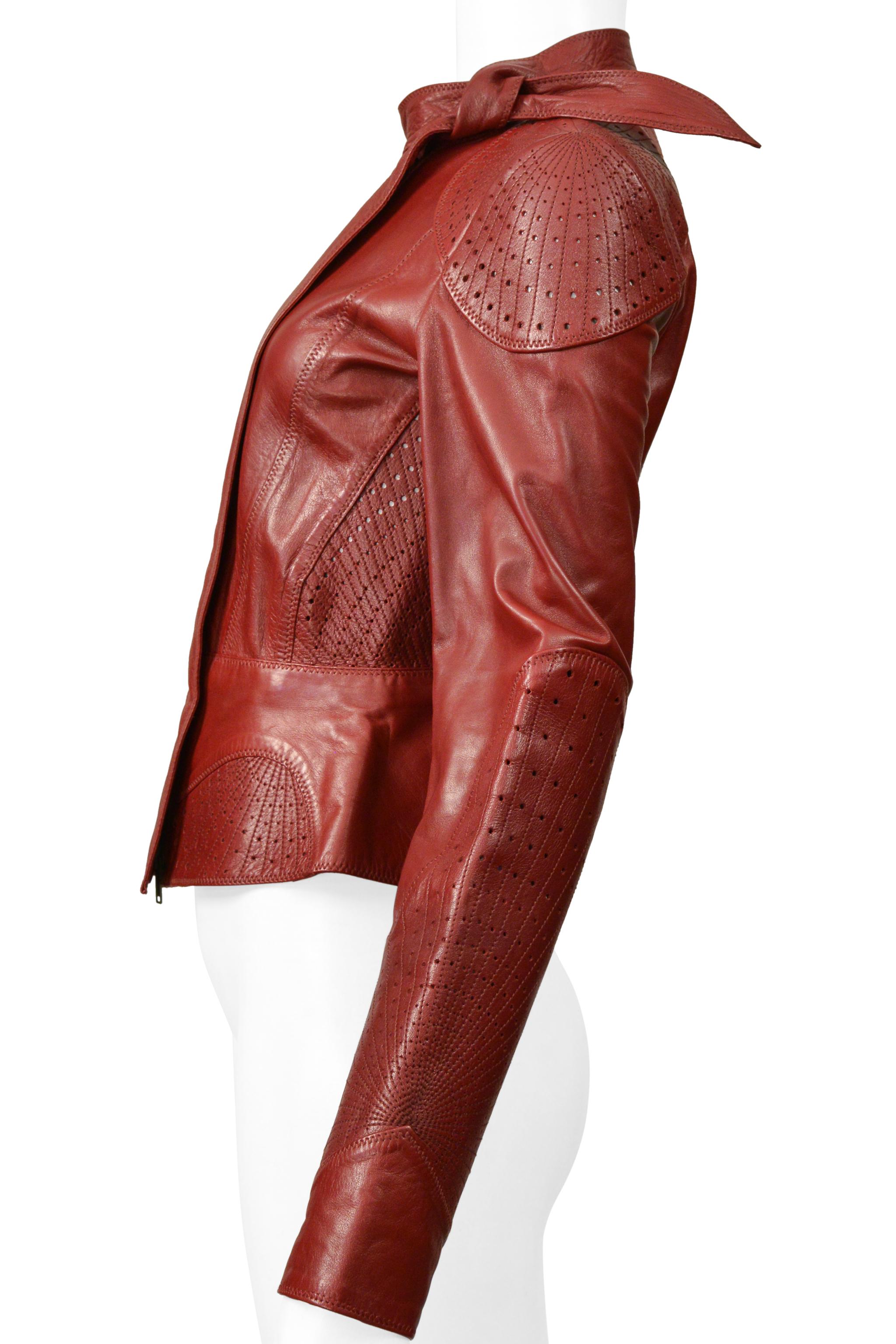 Gucci by Tom Ford Rote perforierte Moto-Jacke aus Leder im Angebot 1
