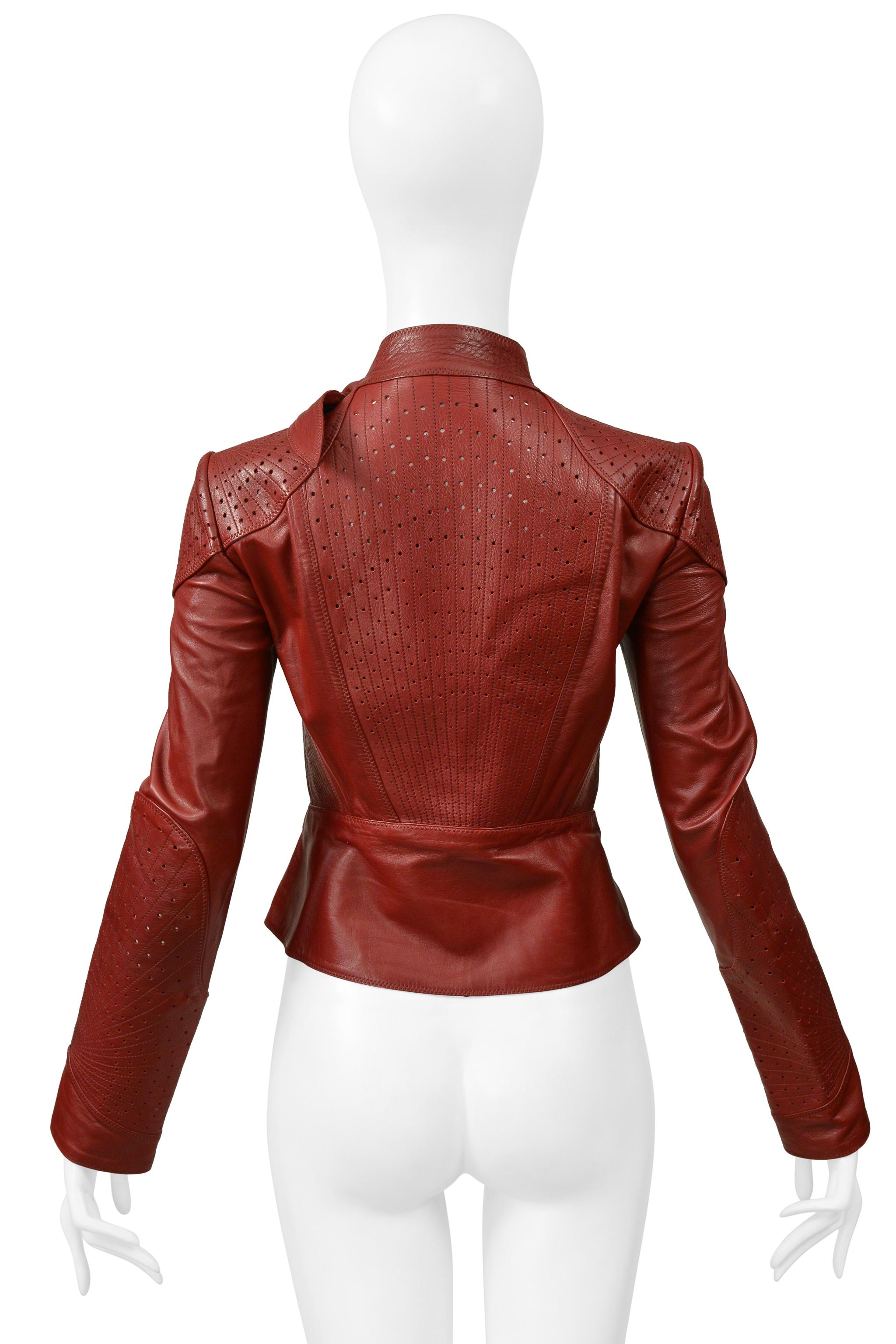 Gucci by Tom Ford Rote perforierte Moto-Jacke aus Leder im Angebot 2