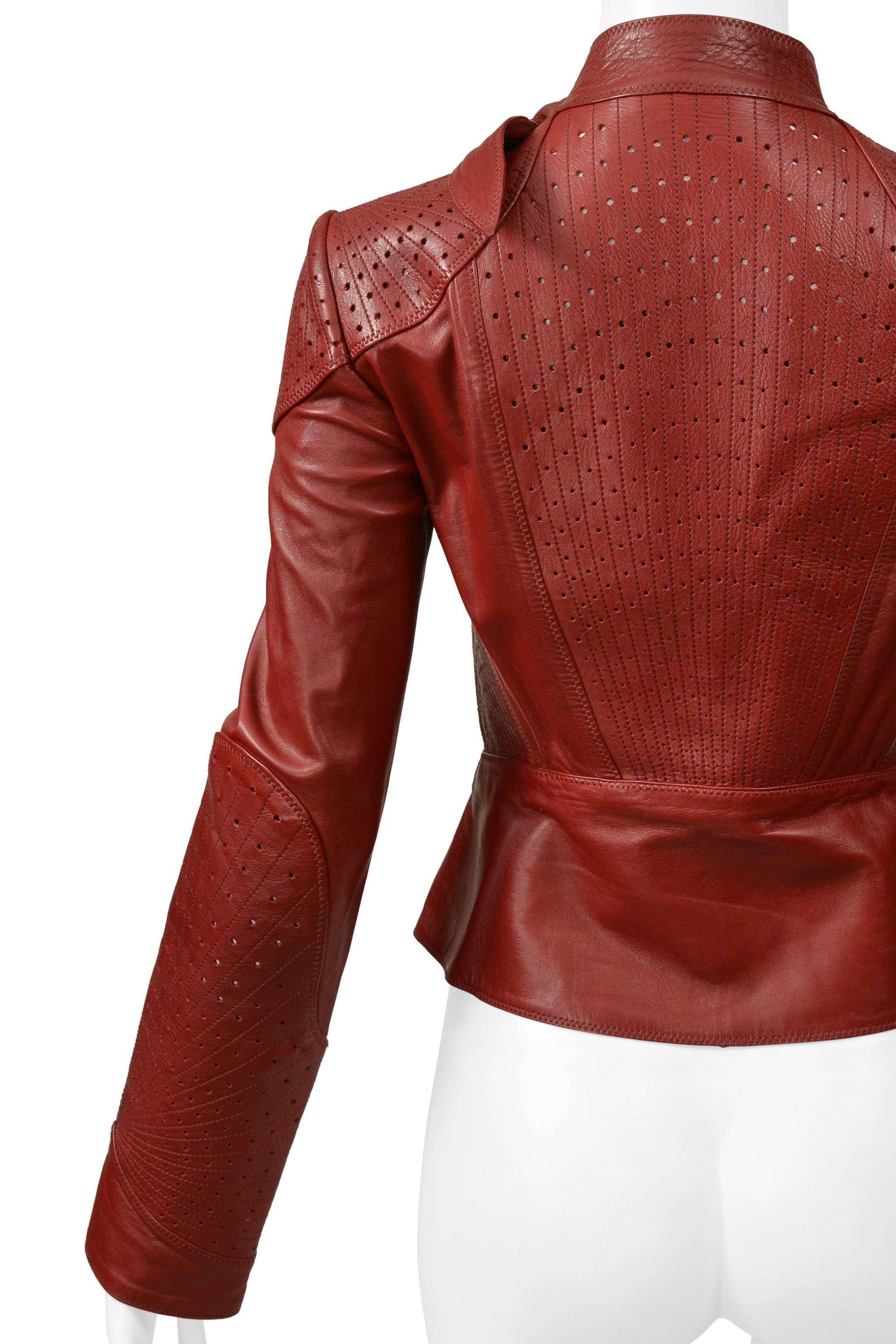 Gucci by Tom Ford Rote perforierte Moto-Jacke aus Leder im Angebot 3