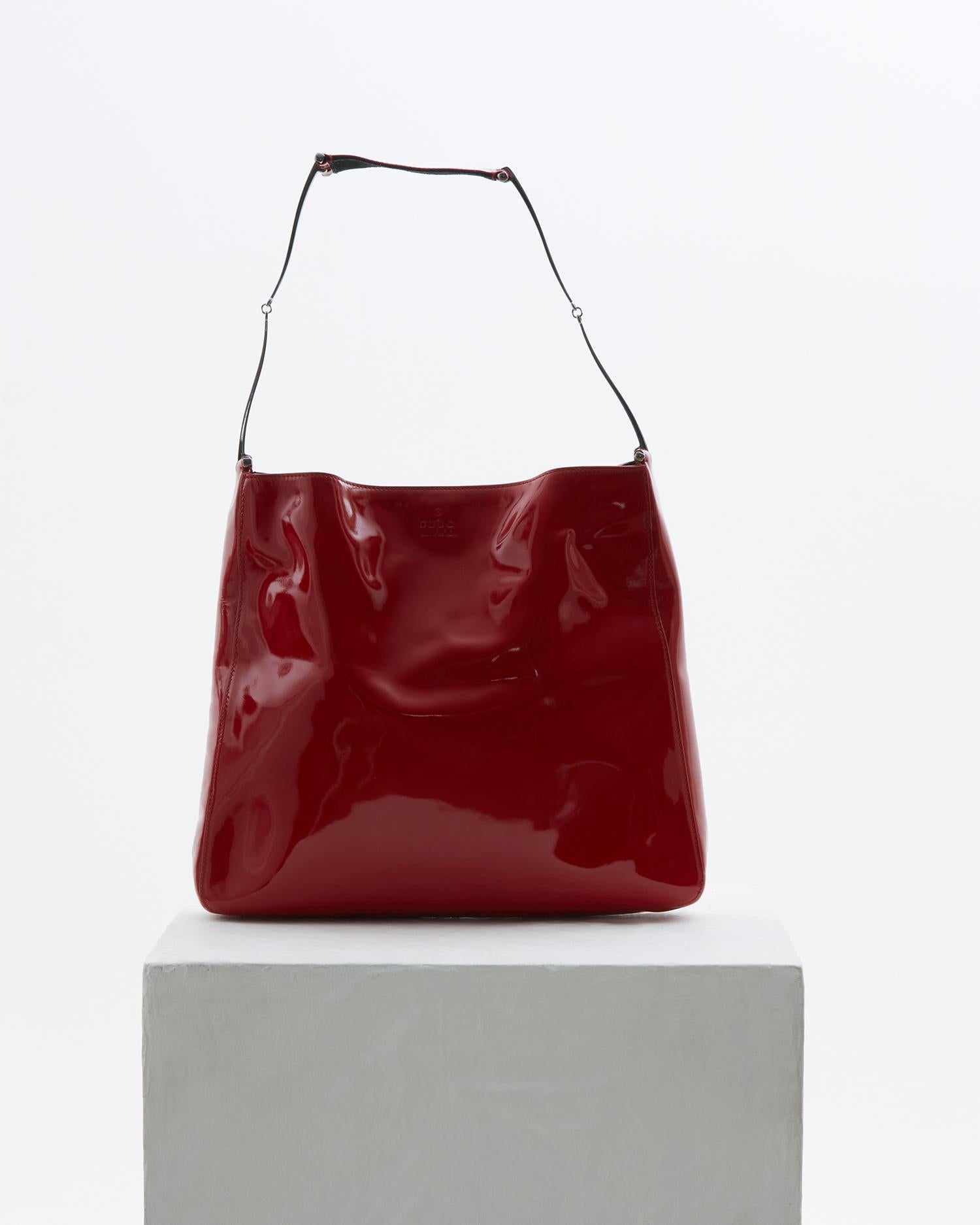- Designed by Tom Ford 
- Sold by Skof.Archive
- Metallic ring shoulder bag
- Red Patent leather shoulder bag 
- Magnetic snap closure
- Comes with dust bag

Composition:
100% Leather

Measurements:
Height 30 cm / 12”
Dept 5 cm /2”
Length 34 cm / 13”