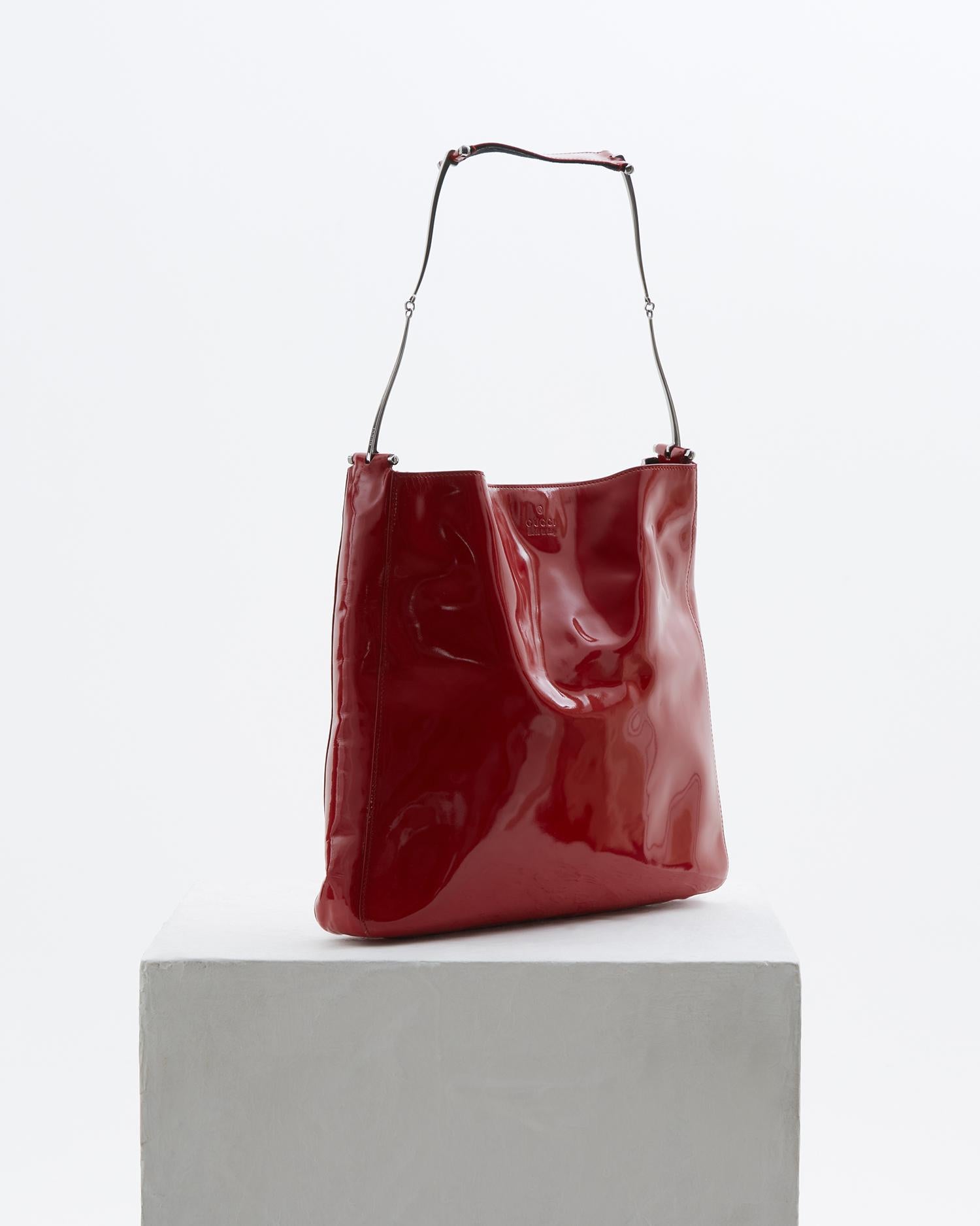 Gucci by Tom Ford red patent leather metal ring shoulder bag, fw 1997  In Good Condition For Sale In Milano, IT
