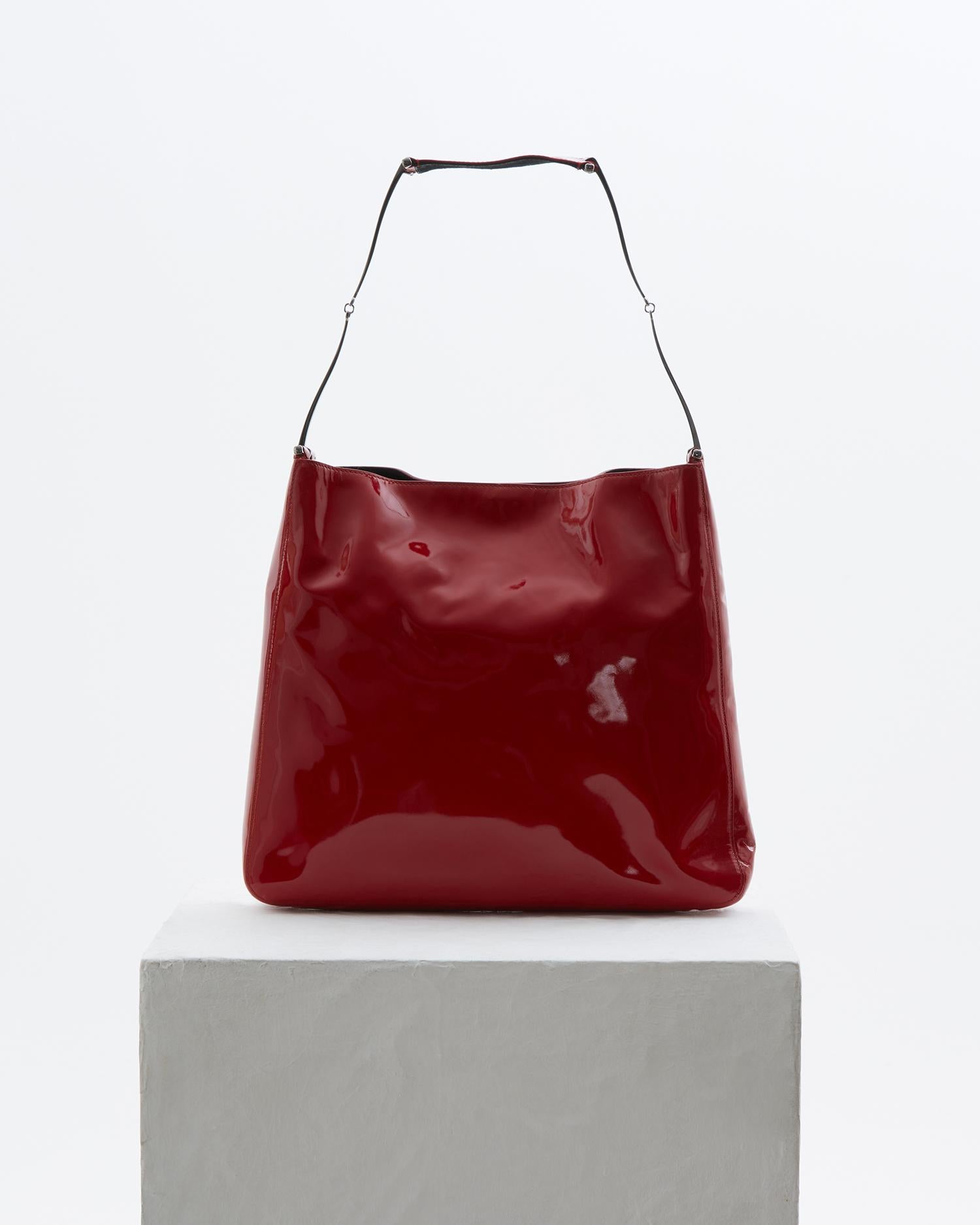 Women's Gucci by Tom Ford red patent leather metal ring shoulder bag, fw 1997 