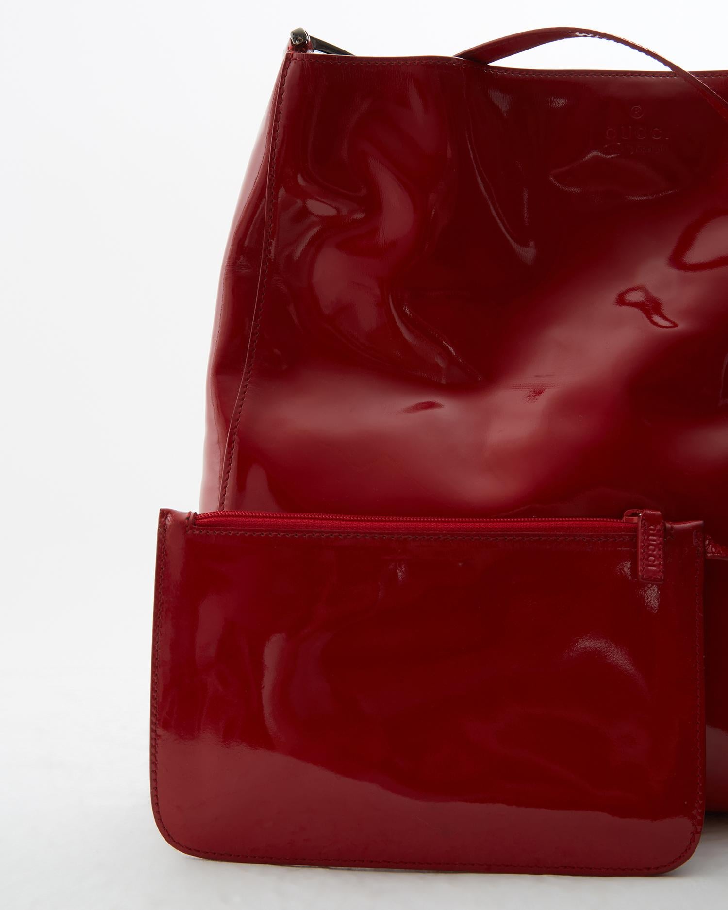 Bolso bandolera Gucci by Tom Ford en charol rojo con anillo metálico, fw 1997  5