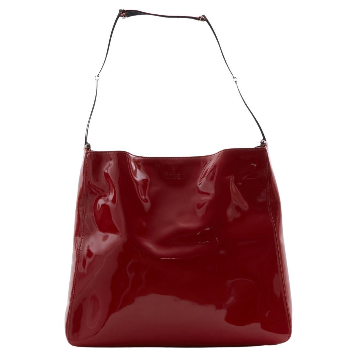 Sac à bandoulière Gucci par Tom Ford en cuir verni rouge à anneaux métalliques, automne-hiver 1997 