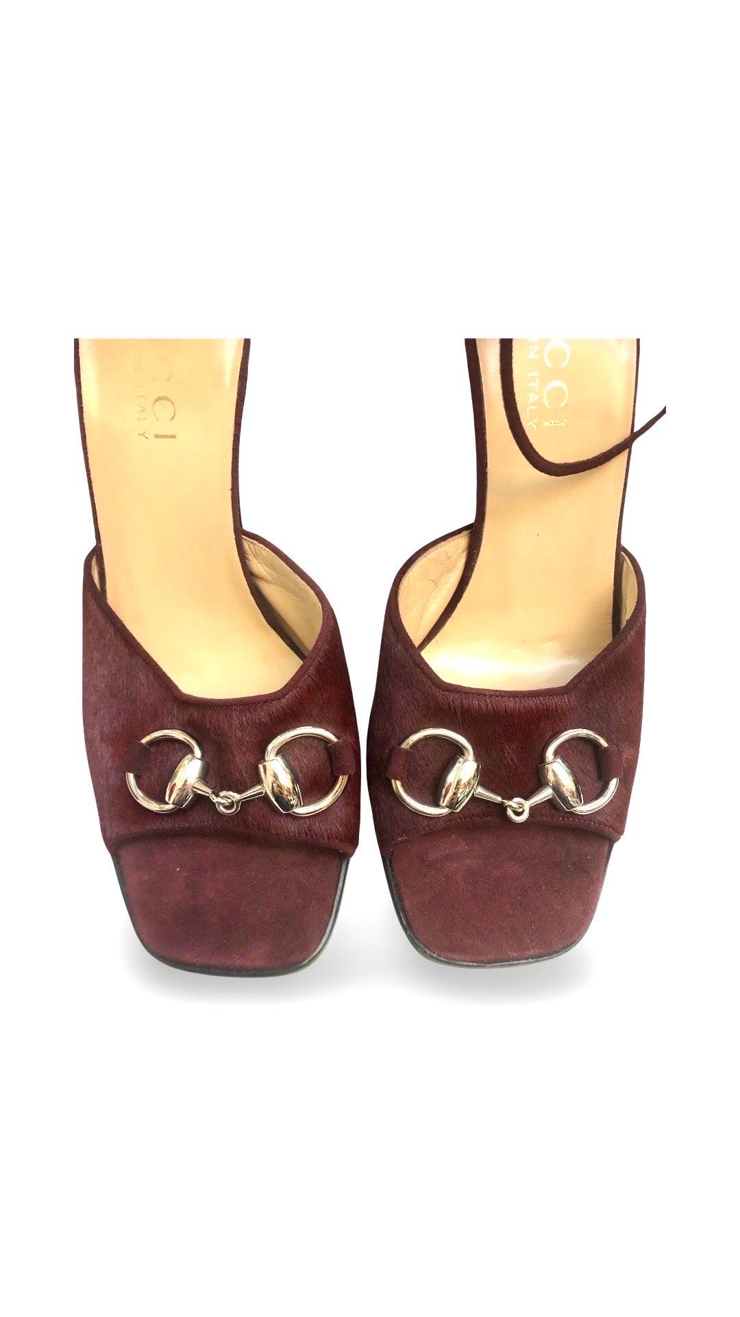 Gucci by Tom Ford Rote Ponyhaar-Schnürsenkel-Sandalen mit offenem Zehenabsatz  (Braun) im Angebot