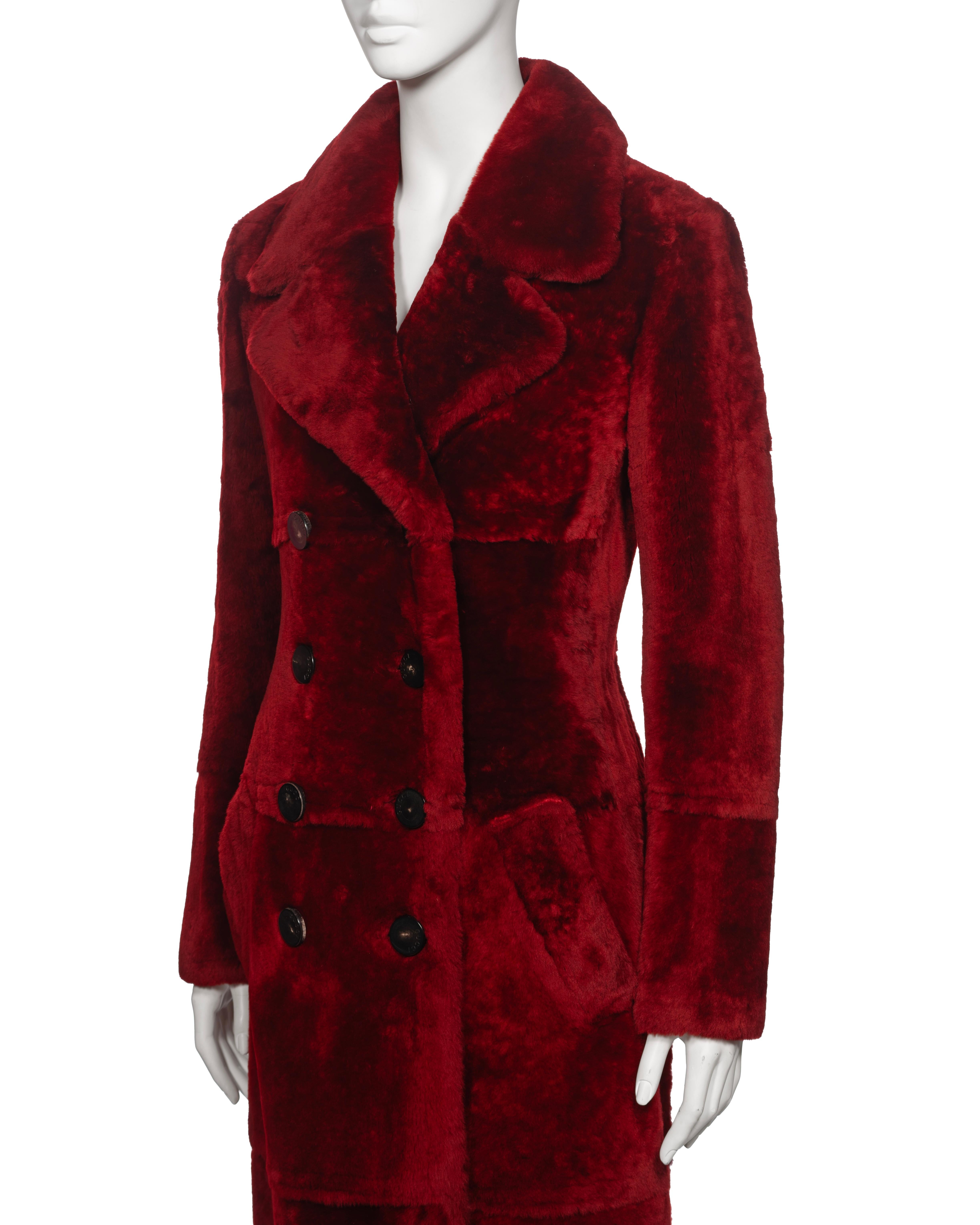 Manteau à double boutonnage en peau de mouton rouge Gucci by Tom Ford, automne-hiver 1996 en vente 6