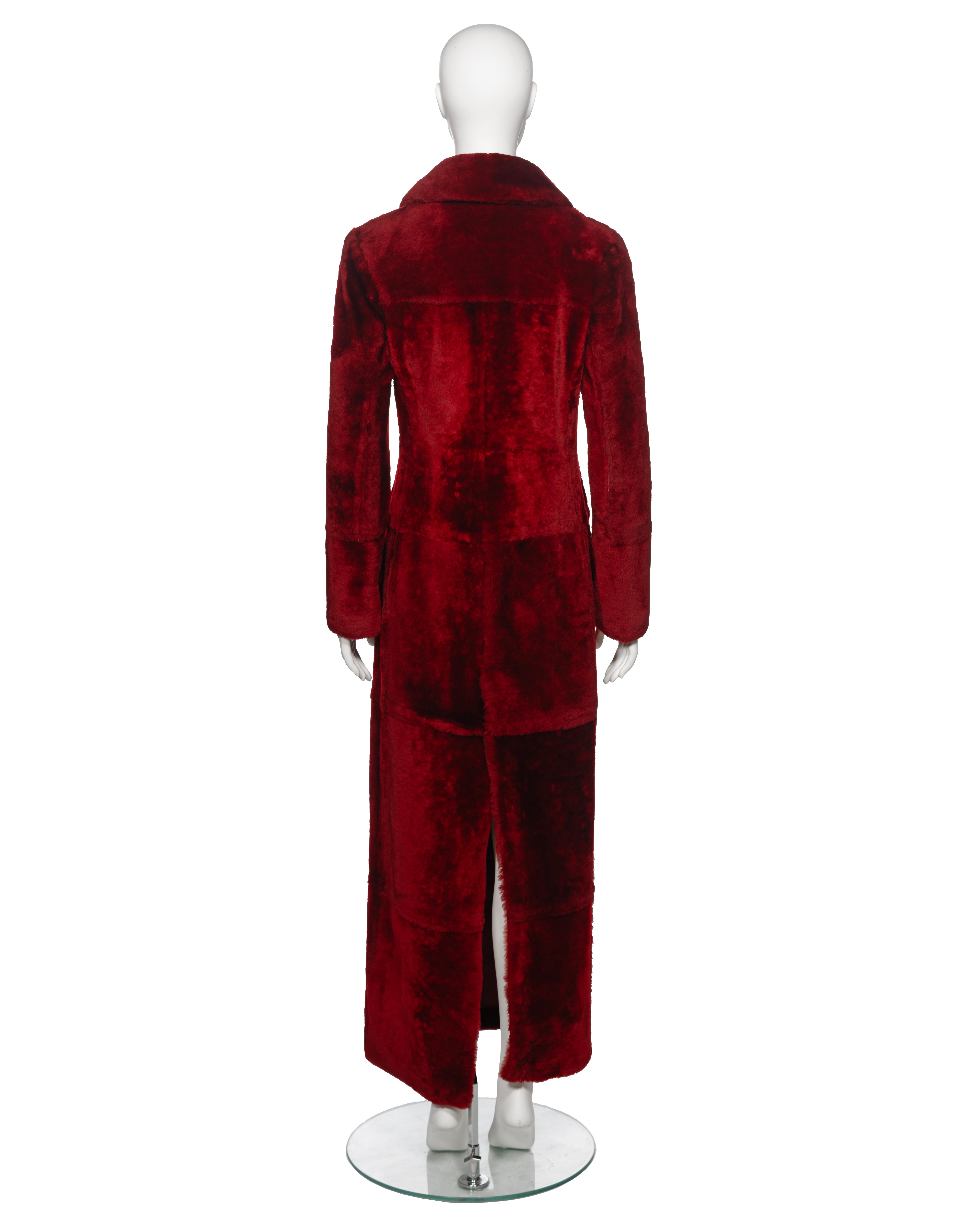 Manteau à double boutonnage en peau de mouton rouge Gucci by Tom Ford, automne-hiver 1996 en vente 7