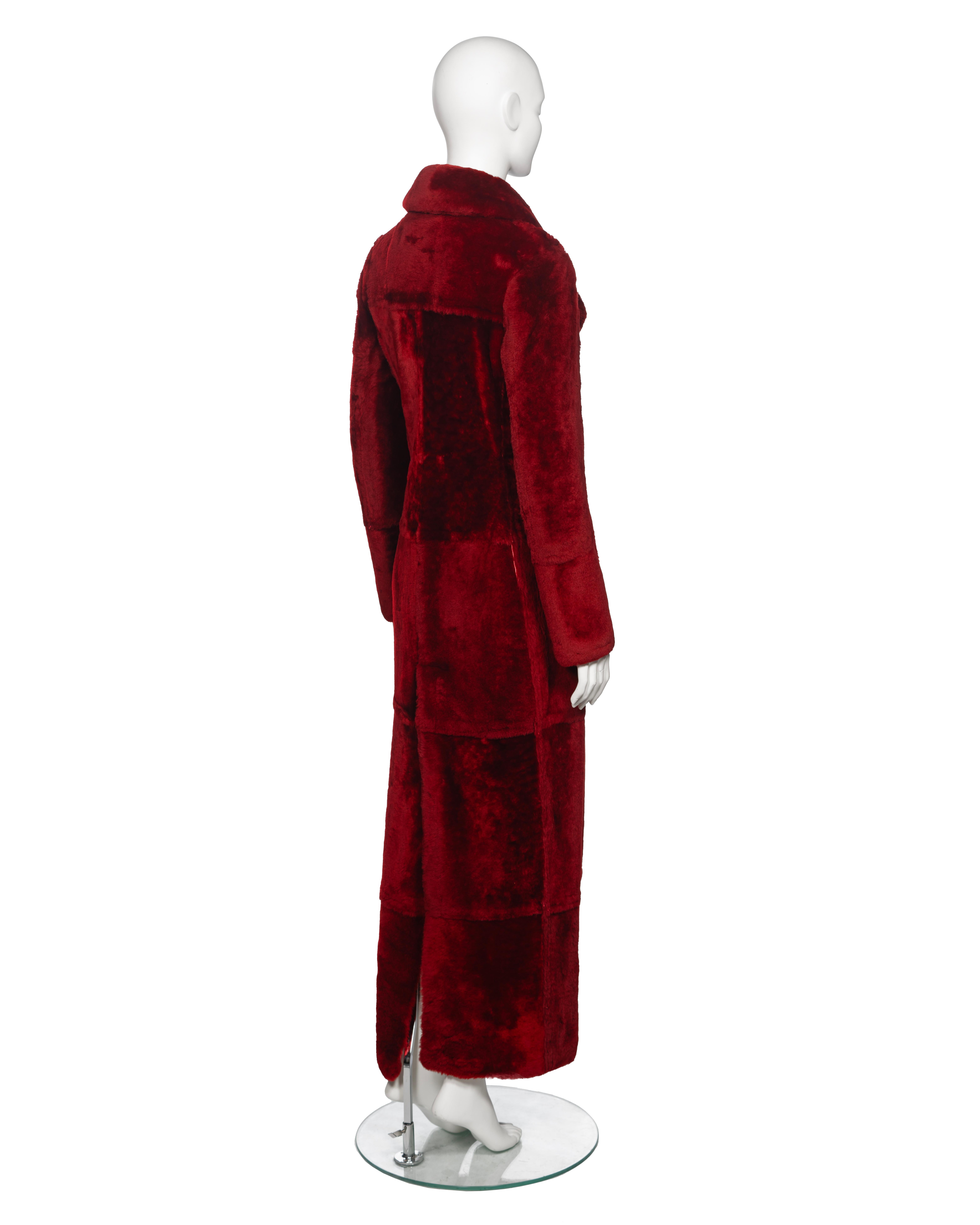 Zweireihiger Gucci by Tom Ford-Mantel aus rotem Schafsleder in Bodenhöhe, H/W 1996 im Angebot 9