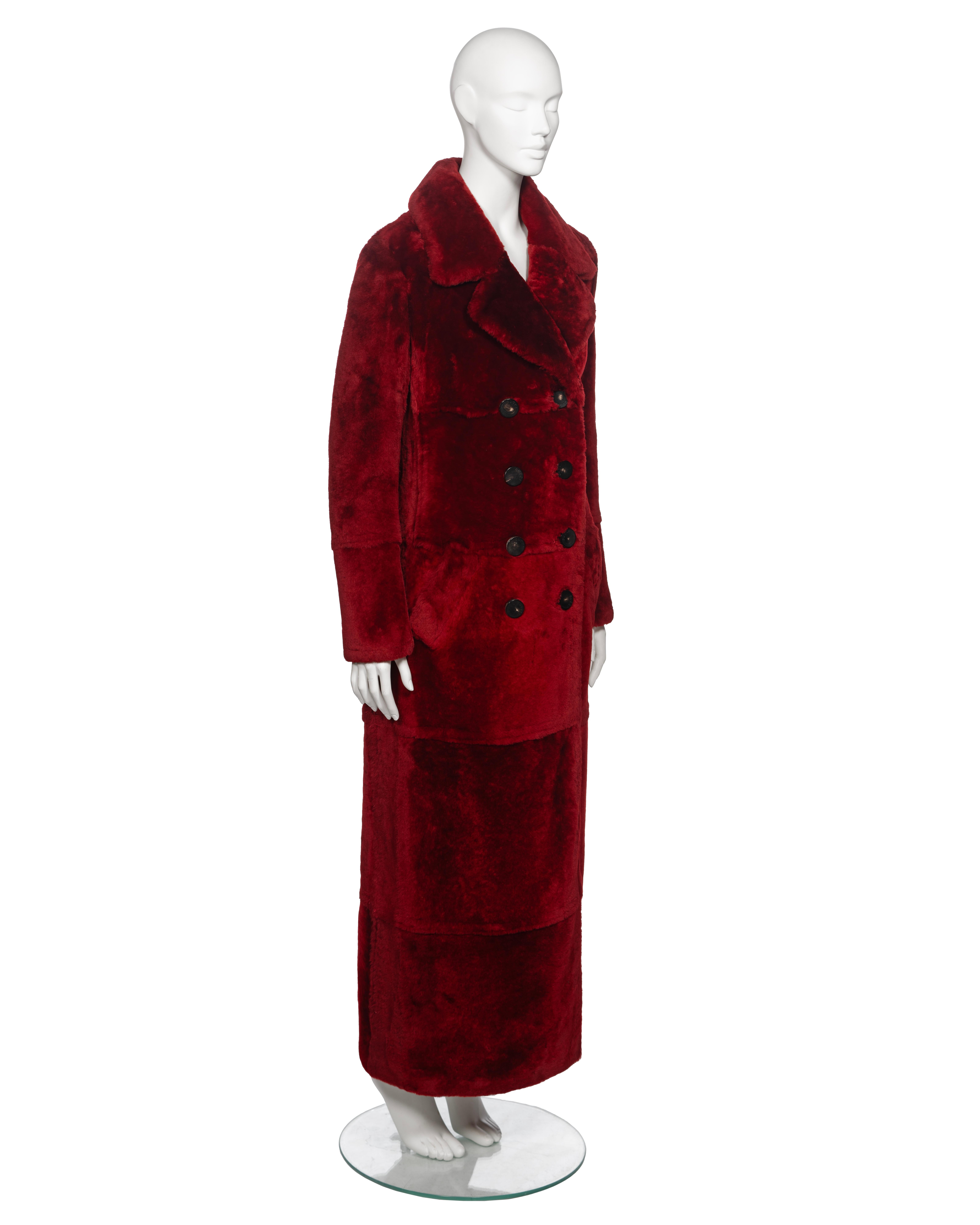 Manteau à double boutonnage en peau de mouton rouge Gucci by Tom Ford, automne-hiver 1996 en vente 11