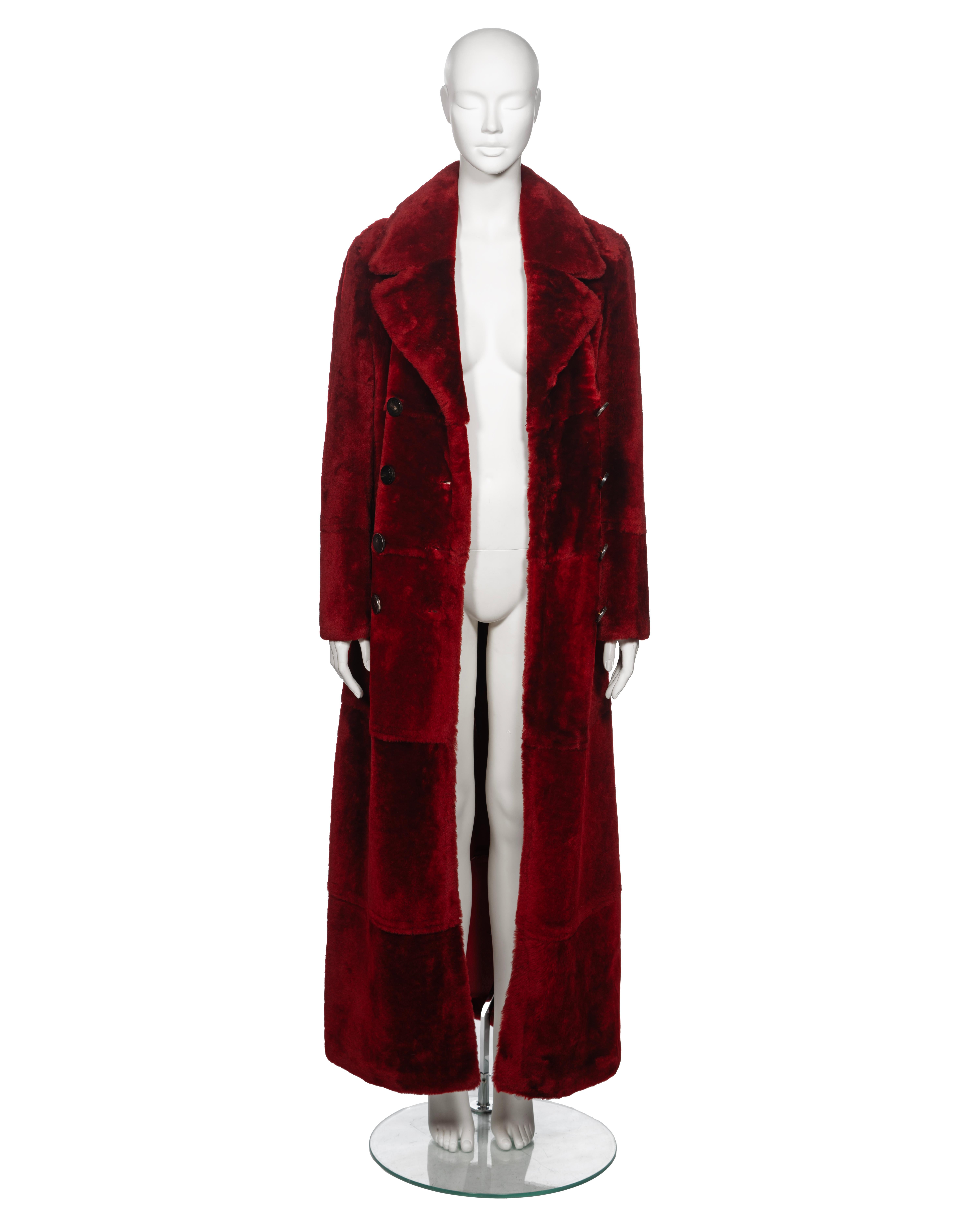 Manteau à double boutonnage en peau de mouton rouge Gucci by Tom Ford, automne-hiver 1996 en vente 3