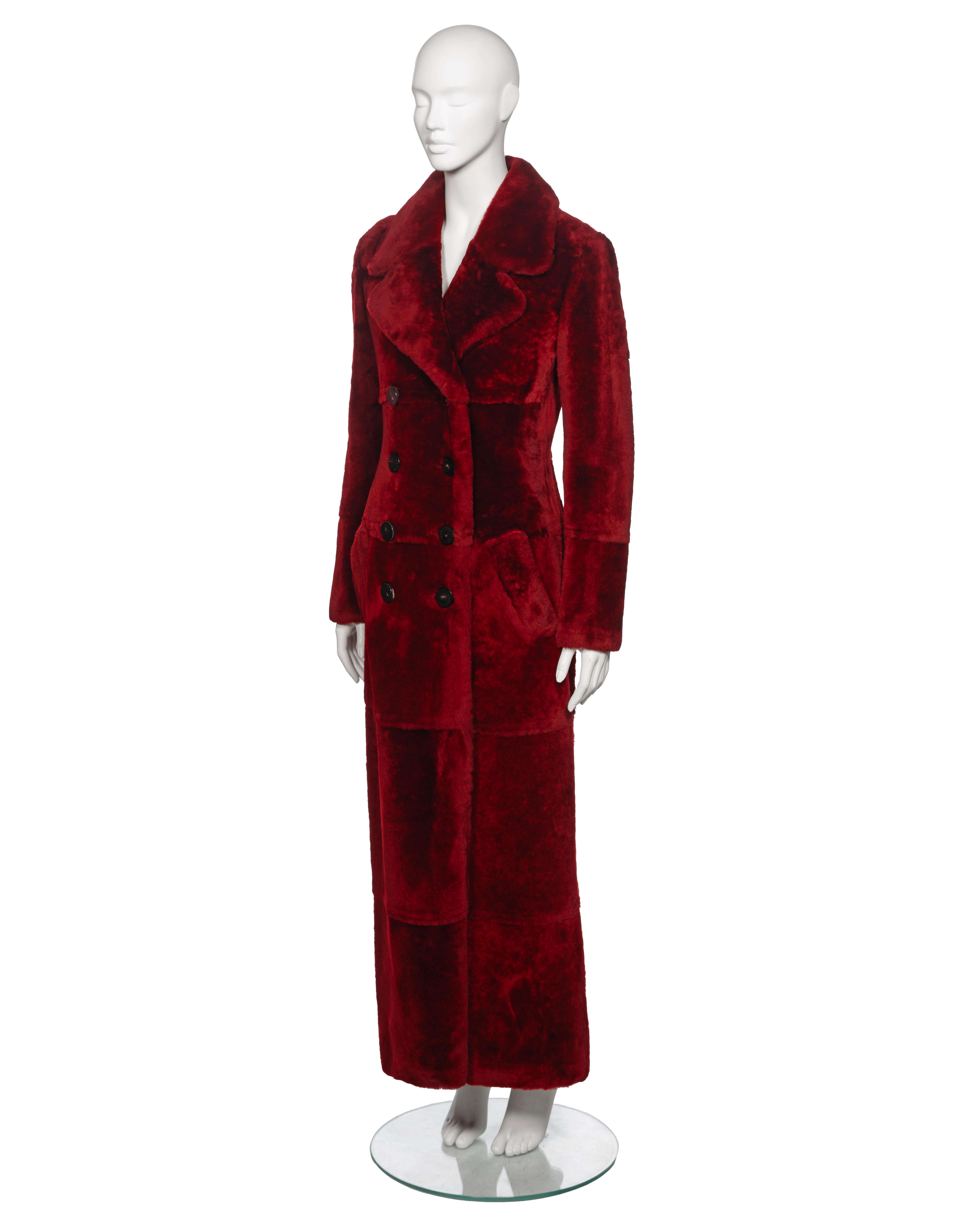 Manteau à double boutonnage en peau de mouton rouge Gucci by Tom Ford, automne-hiver 1996 en vente 5