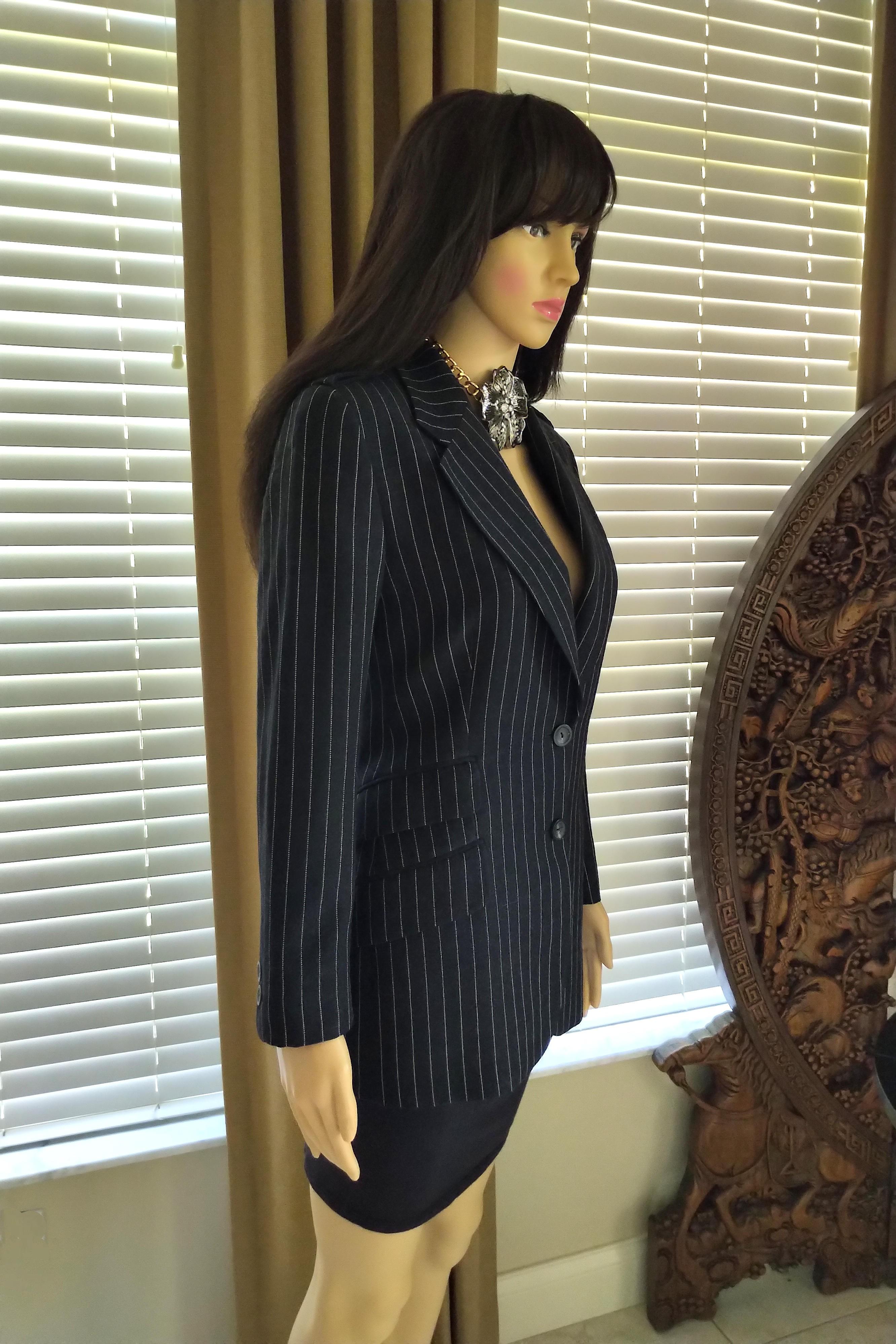 Gucci by Tom Ford Regal Black Pinstripe Epaulette Jacket Blazer IT 38/ US 4  In Good Condition For Sale In Ormond Beach, FL