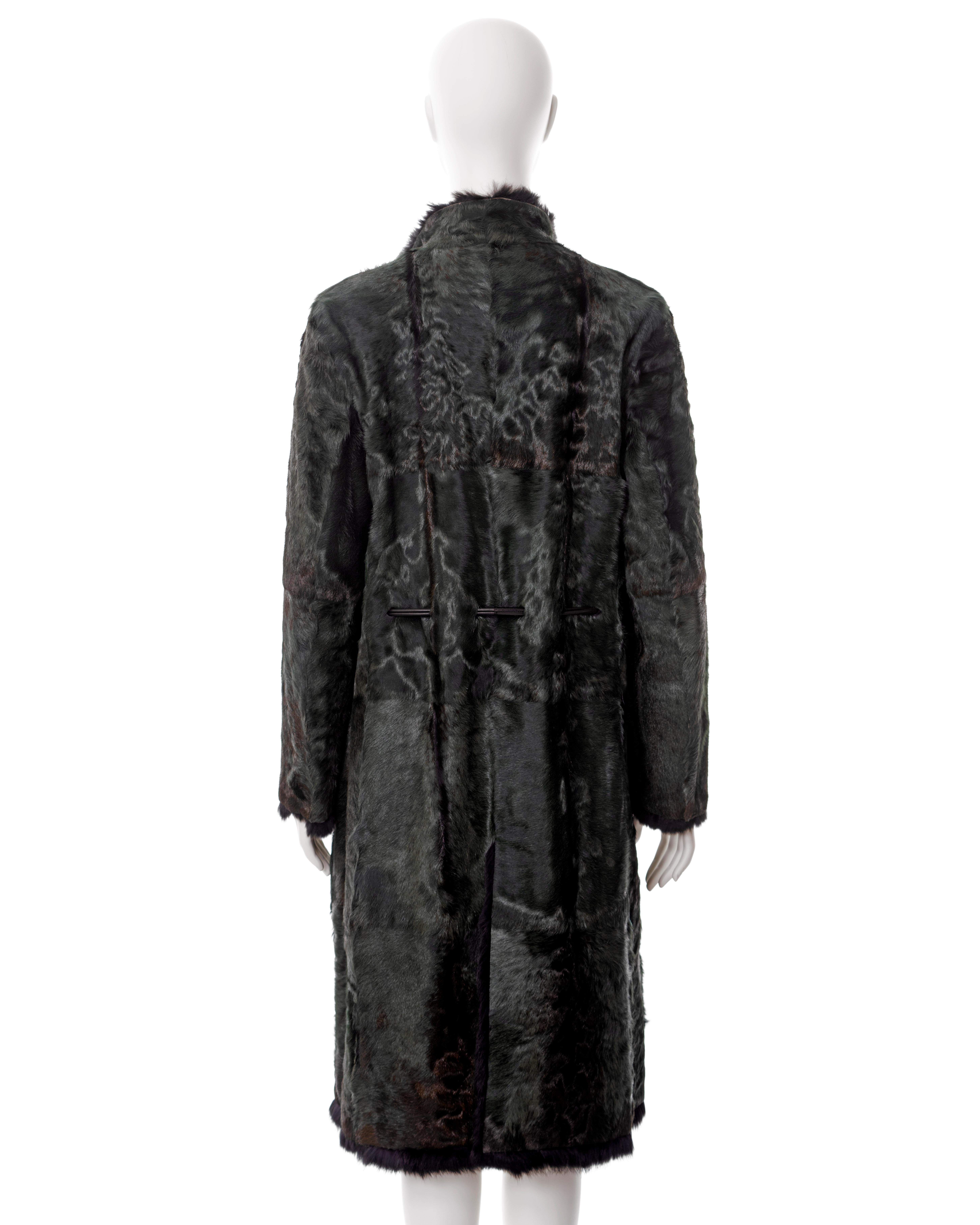 Manteau réversible Gucci by Tom Ford en fourrure verte et noire, automne-hiver 1999 en vente 10
