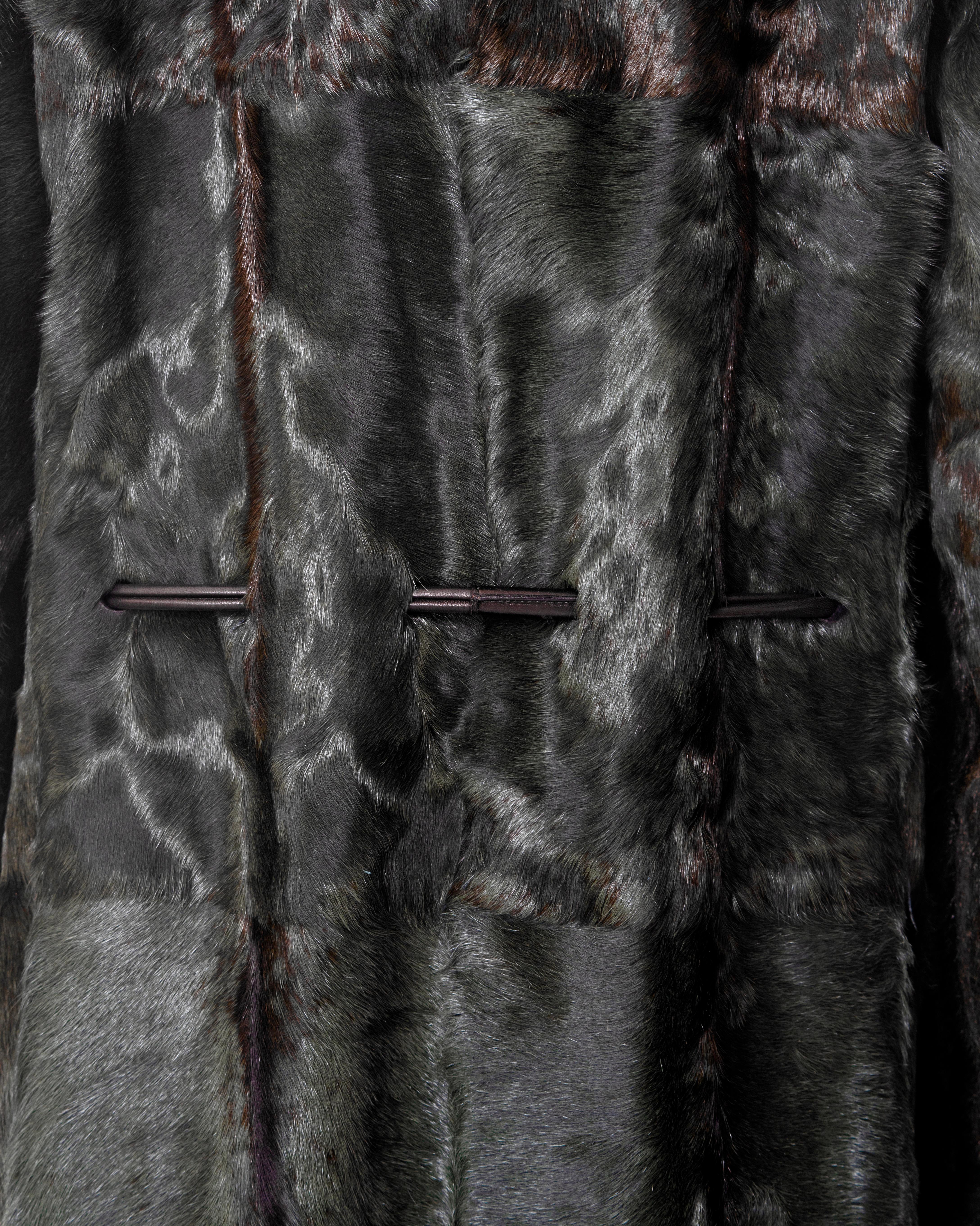 Manteau réversible Gucci by Tom Ford en fourrure verte et noire, automne-hiver 1999 en vente 11